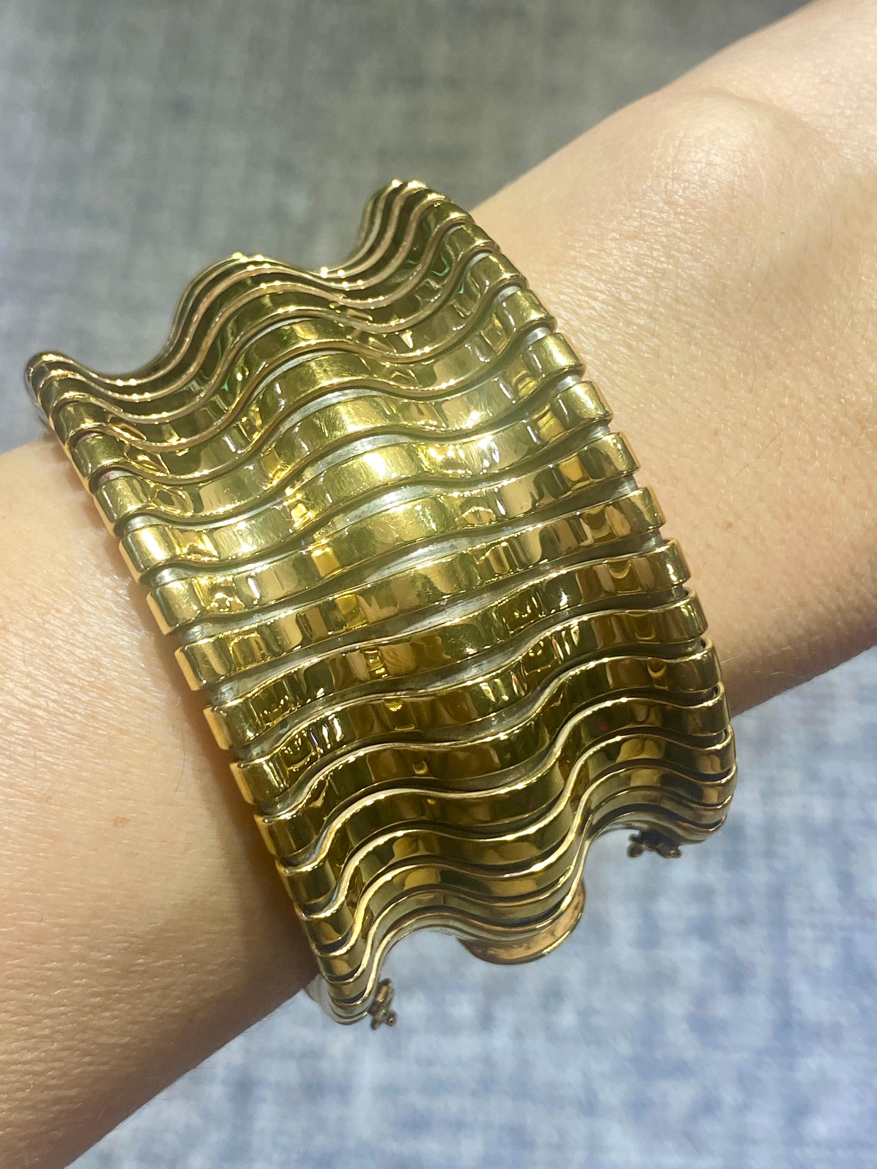 Bracelet souple en or 18 carats Adler Unisexe en vente