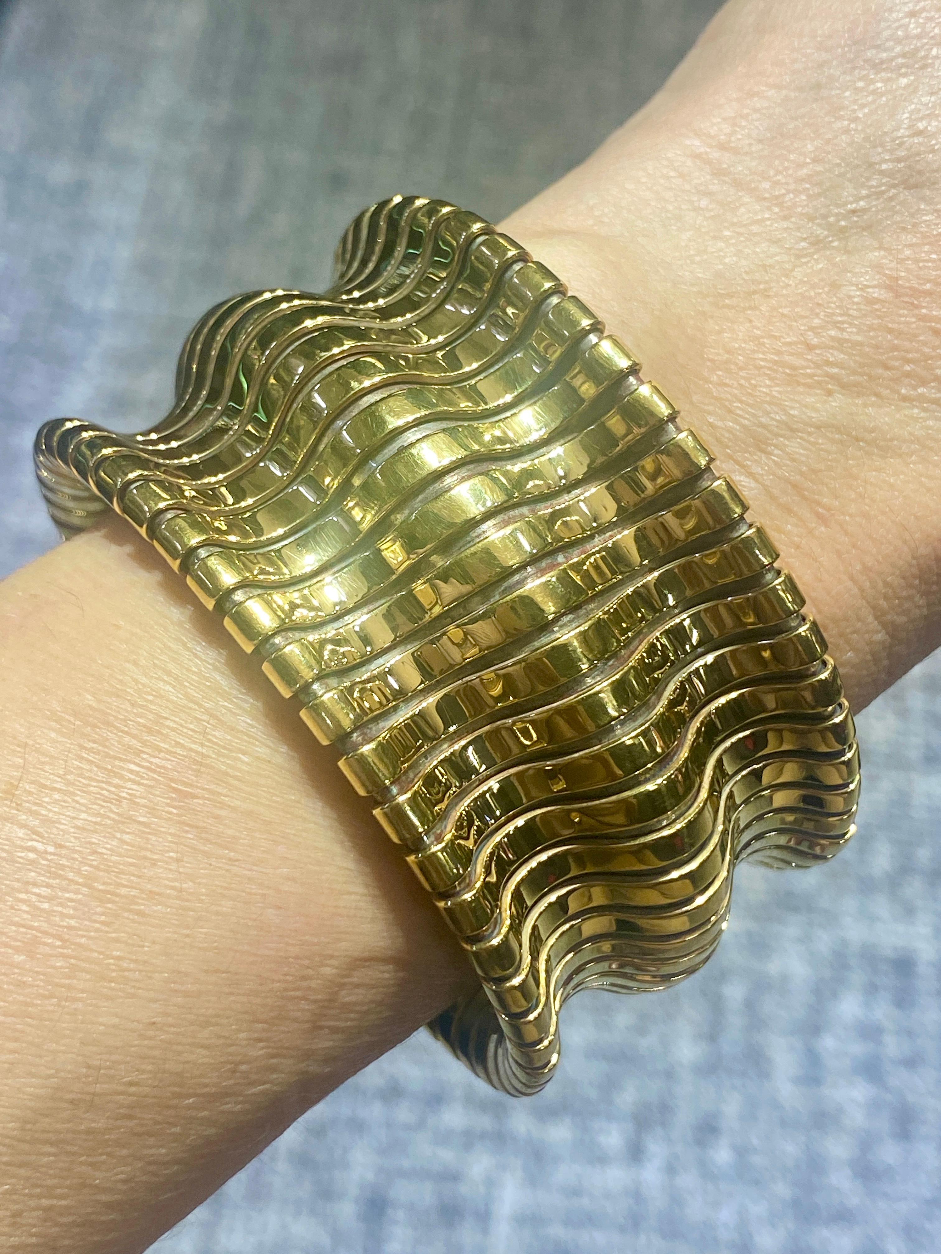 Bracelet souple en or 18 carats Adler en vente 3