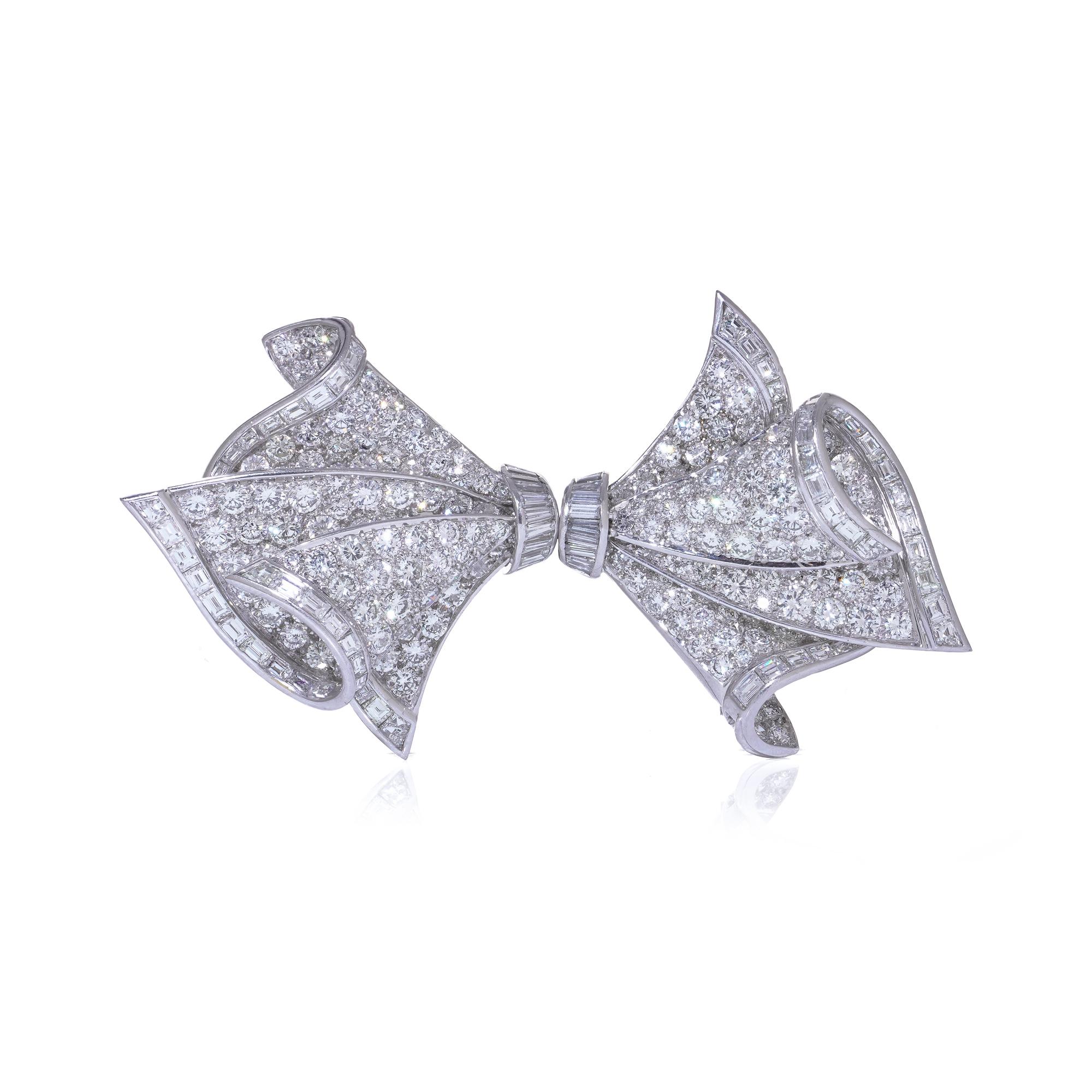 Exceptionnelle broche à double clip en or blanc 18kt ornée de diamants, délicatement réalisée en forme d'arc. La pièce peut être portée comme deux clips séparés.

Chaque clip est entièrement pavé de diamants ronds de taille brillant et de diamants