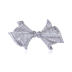 Broche con doble clip de diamantes Adler de oro blanco de 18 quilates