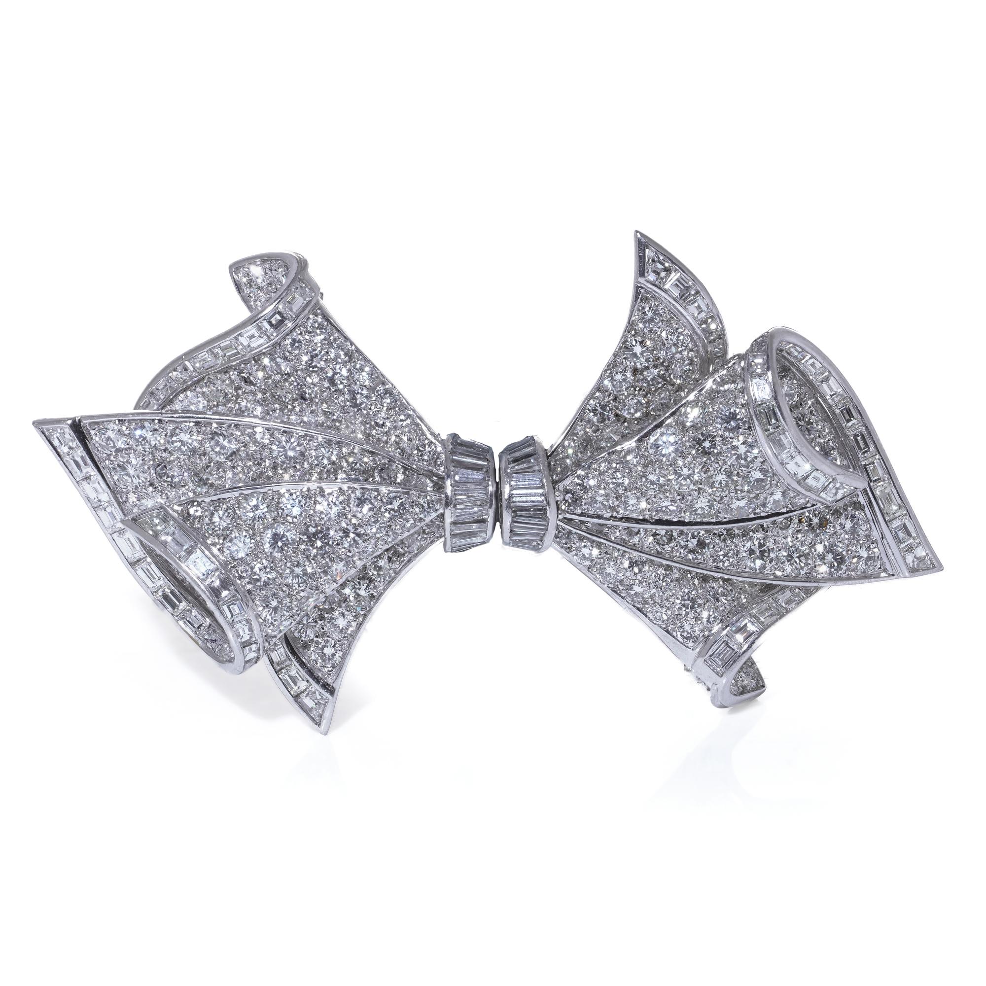 Taille ronde Adler Broche à double clip en or blanc 18 carats et diamants en vente