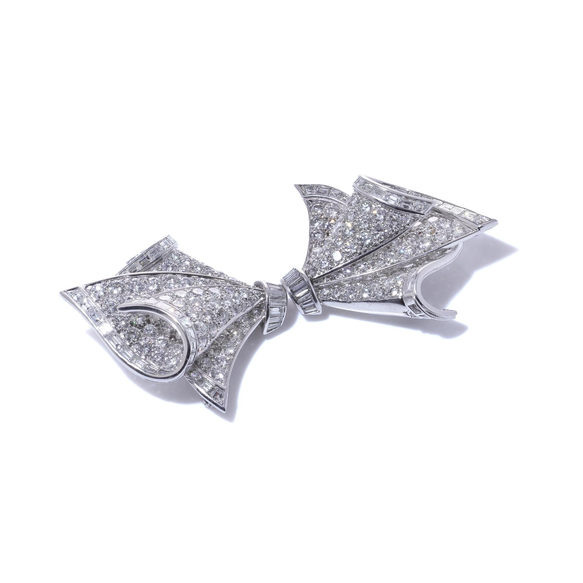 Adler Broche à double clip en or blanc 18 carats et diamants Unisexe en vente