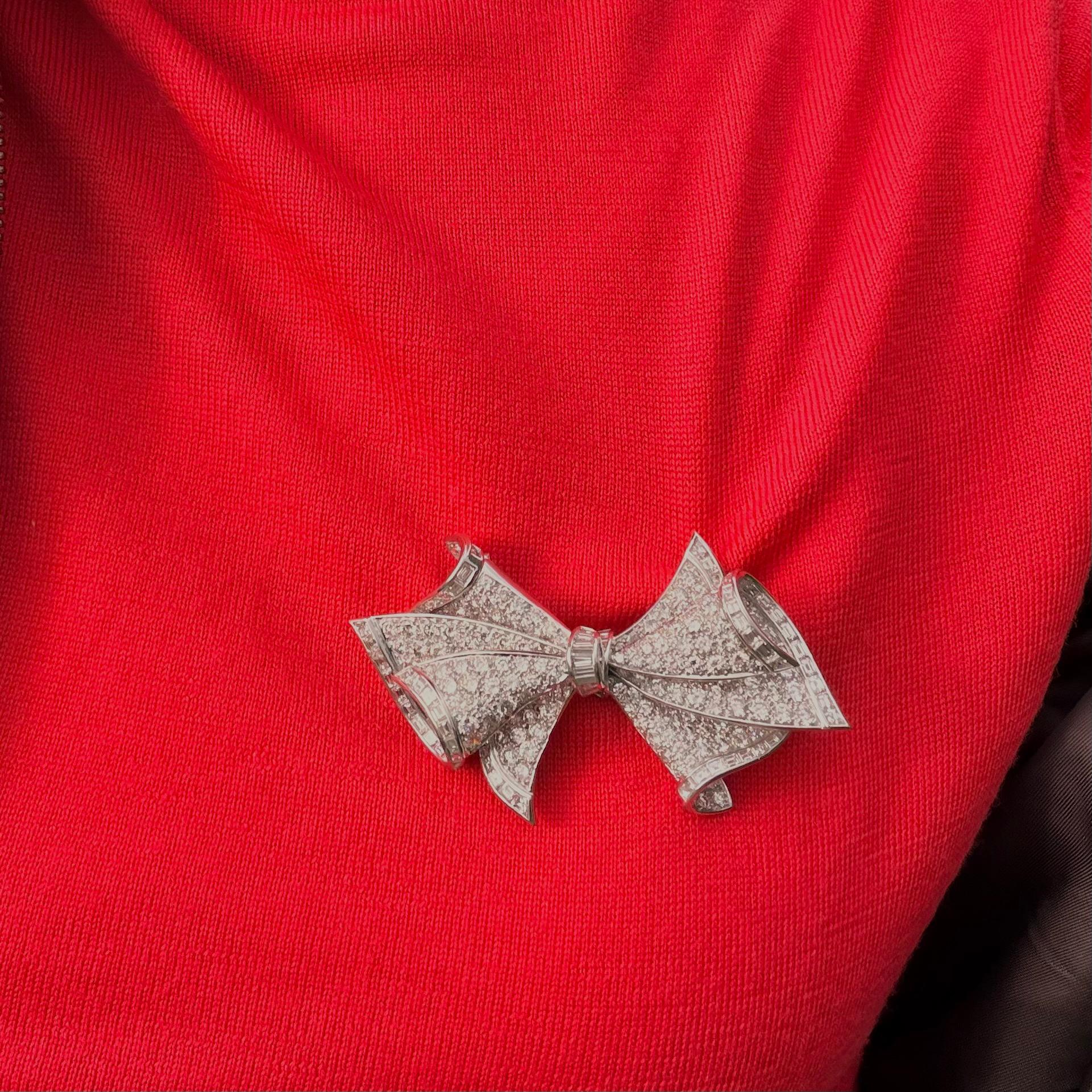 Adler Broche à double clip en or blanc 18 carats et diamants en vente 3