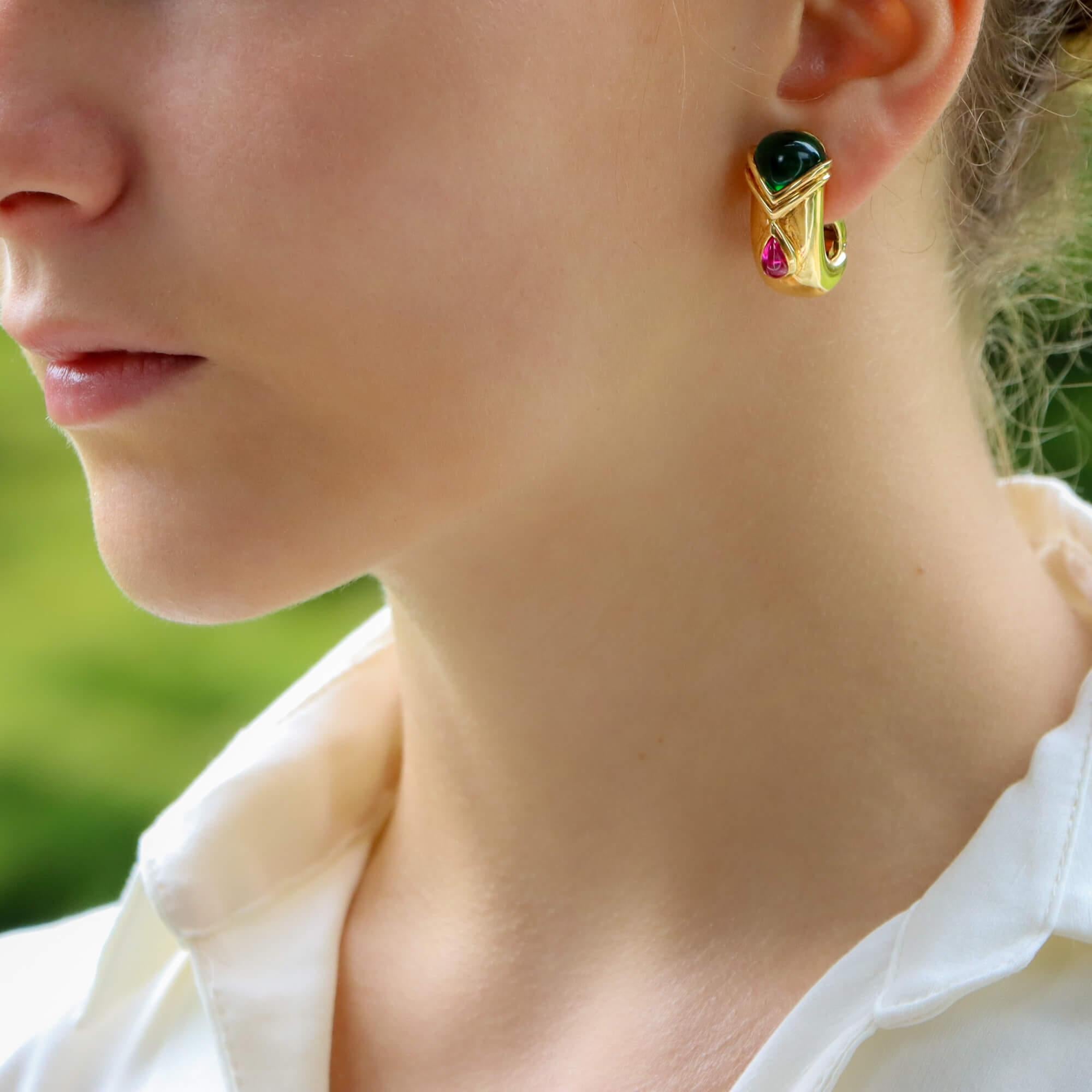Ein elegantes Paar leuchtend grüner und rosafarbener Turmalin-Halbkreis-Ohrringe aus 18 Karat Gelbgold, signiert Adler.

Jeder Ohrring ist in der Mitte mit einem rosafarbenen, birnenförmigen Cabochon-Turmalin besetzt, der in ein etruskisches Muster