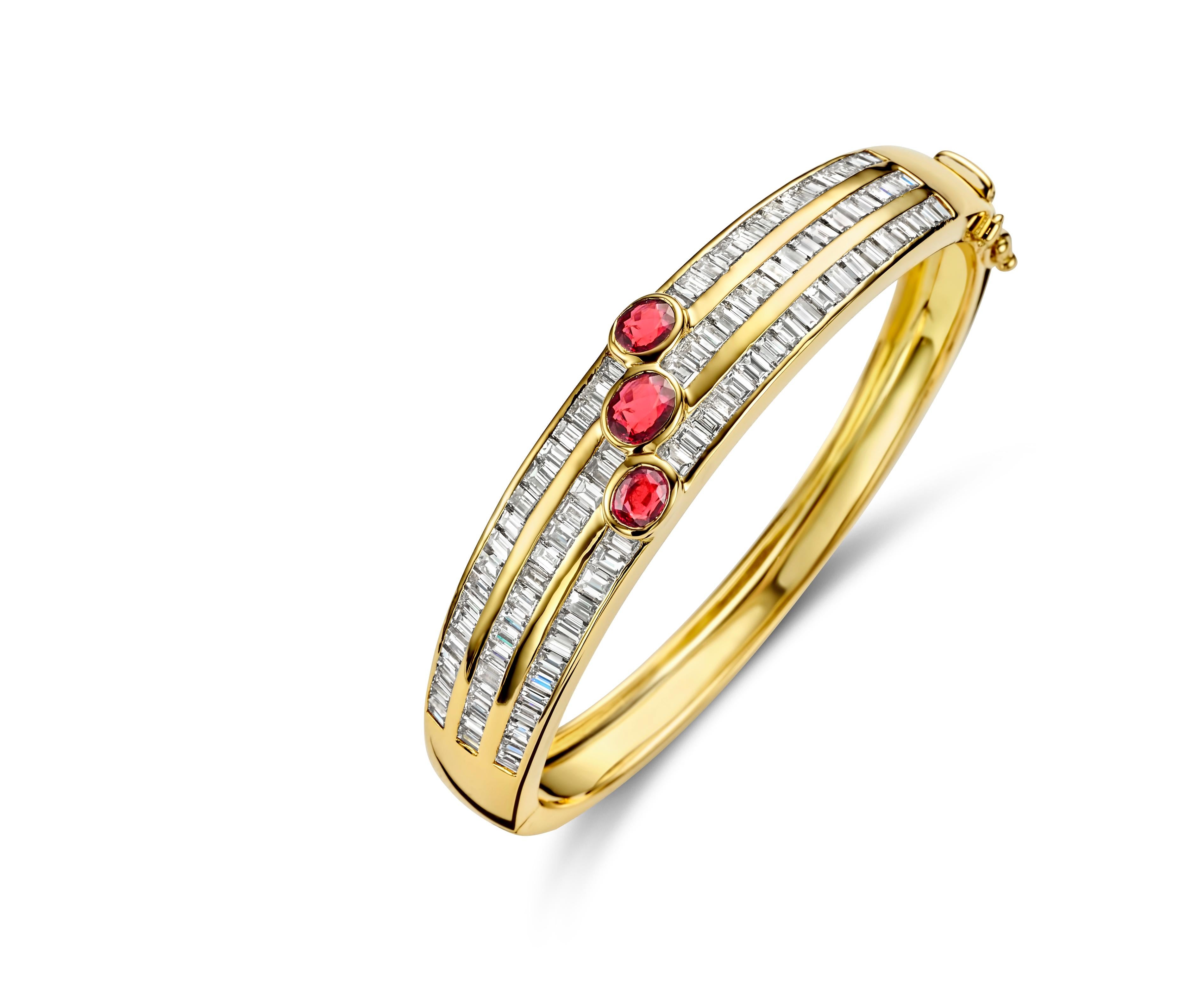 Beautiful Adler Genèva Set Of 18kt Matching Bracelet + Ring + Earrings, Total 11.48 Ct Diamonds

Ring
Diamonds: Baguette cut together approx. 2.52 ct.
Rubies: 3 oval cut rubies
Material: 18 kt. yellow gold
Ring size: 51 EU / 5.75 US ( Can be resized