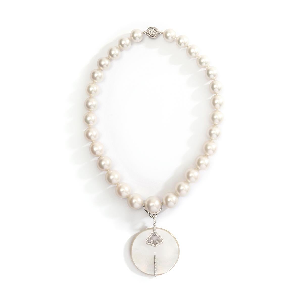 Halskette mit Verschluss, Adler Anhänger Diamant Perlmutt Weiß Perle Diamant Perle Diamant (Art déco) im Angebot