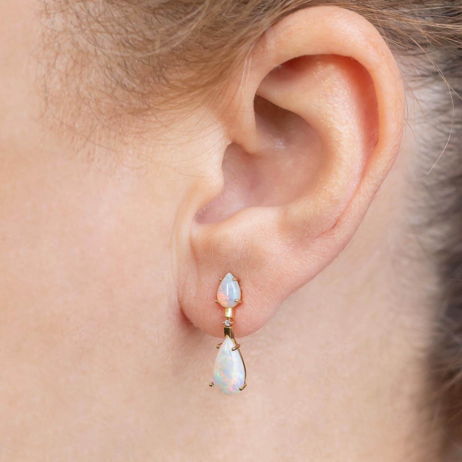 The Opal earring was crafted with a beautiful gemstone (2.36cts) and solid 18k yellow gold (1.57grs). It also features VS2 international standard diamonds with a total weight of 0.01cts.

This unique piece can accompany you in various moments of