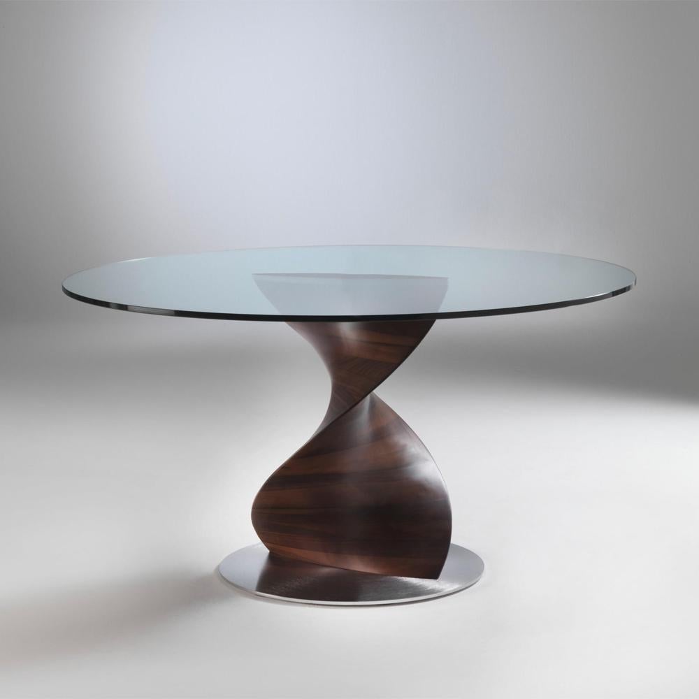Table ADN ronde avec base sculptée à la main en bois massif.
bois de noyer poli. Avec plateau en verre Tempered,
12 mm d'épaisseur. 
Dimensions de la base : Diamètre 66 cm x hauteur 74 cm.
Disponible sur demande en :
Diamètre 130cm x hauteur 74.5cm,