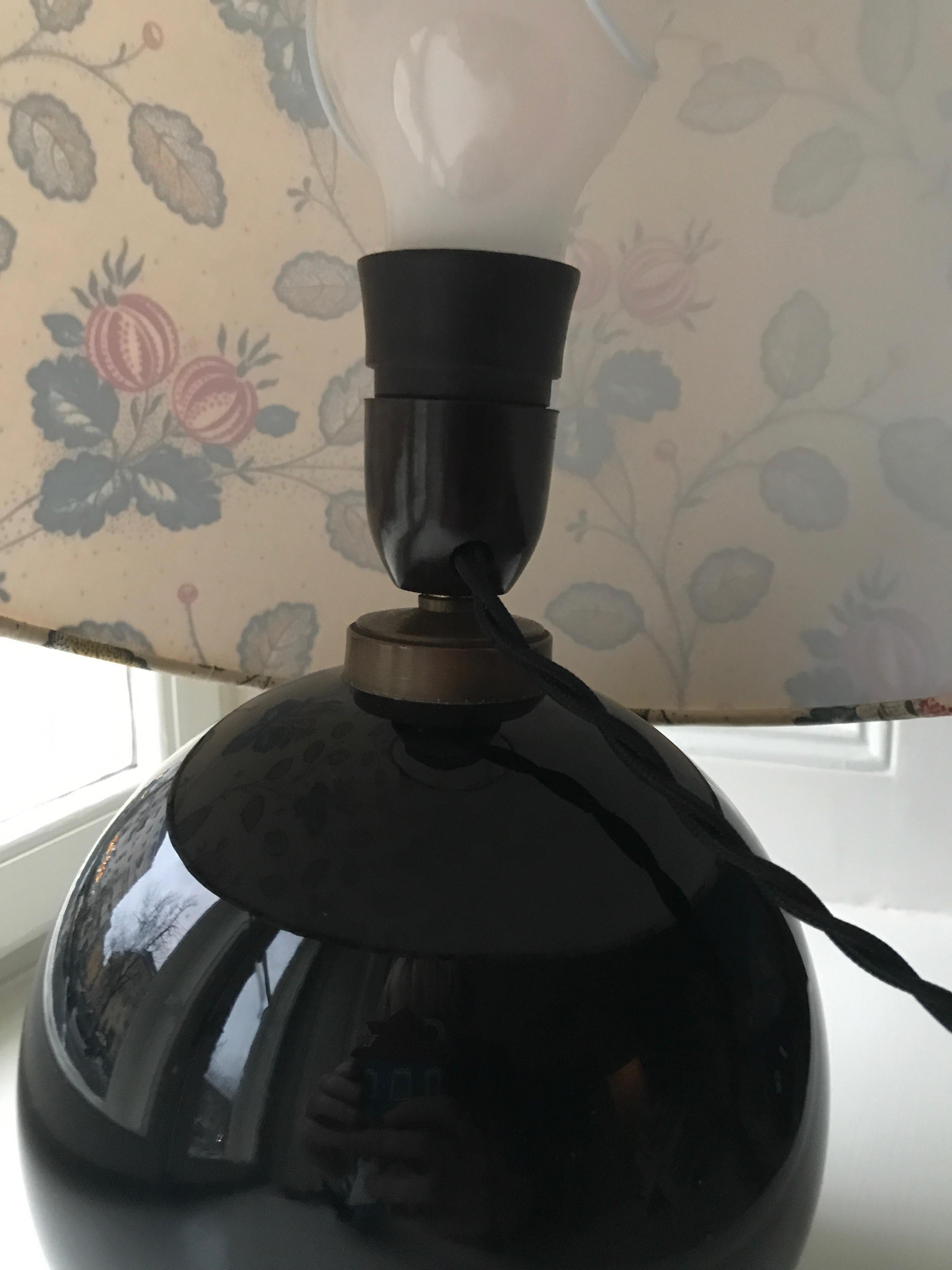 Adnet Art Deco Black Opaline Ball Table Lamp with Customised Lampshade, 1930s In Good Condition In Copenhagen K, DK