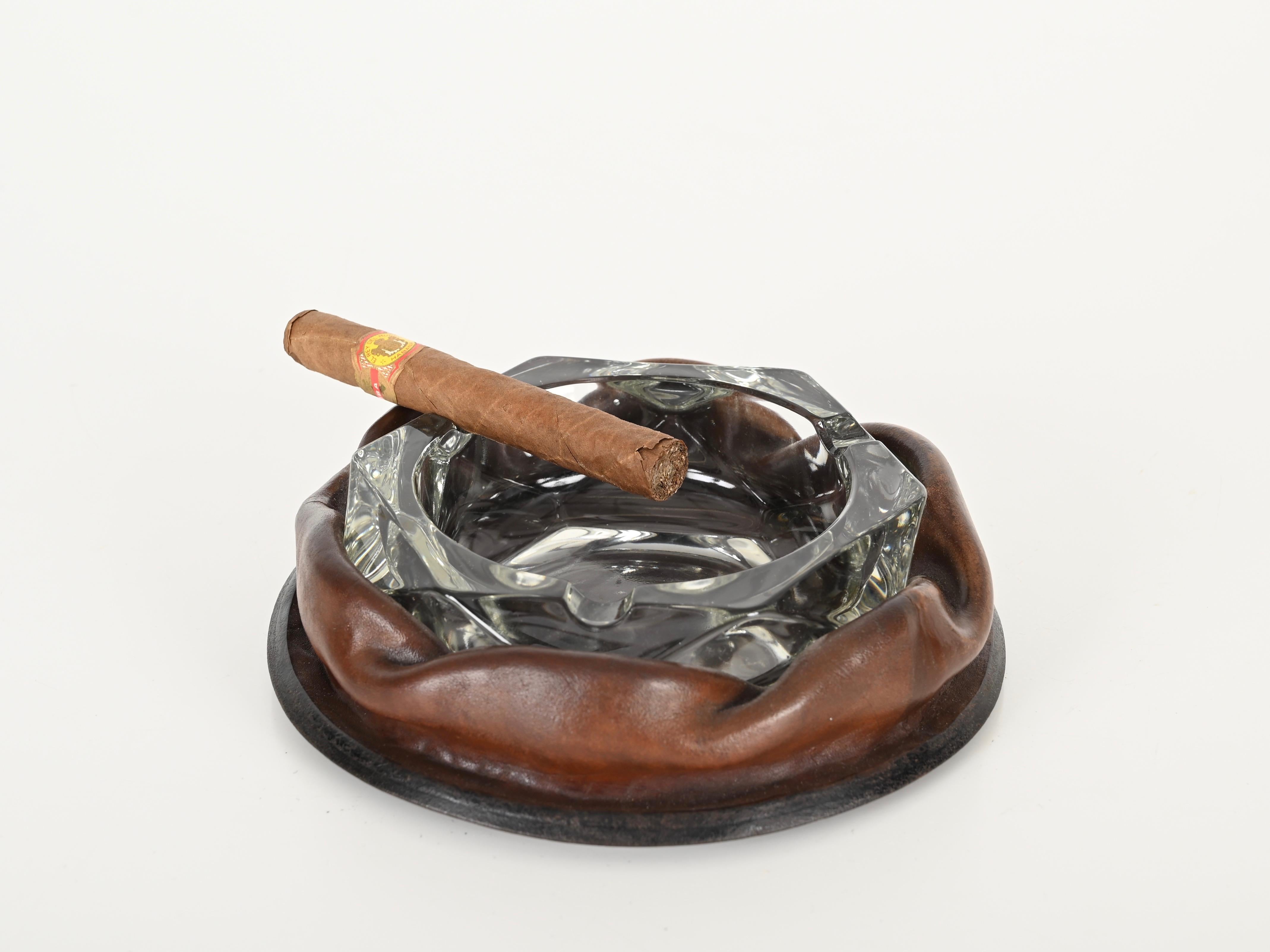 Fatto a mano Posacenere in pelle e cristallo curvo marrone di Adnet, Italia, anni '50 in vendita