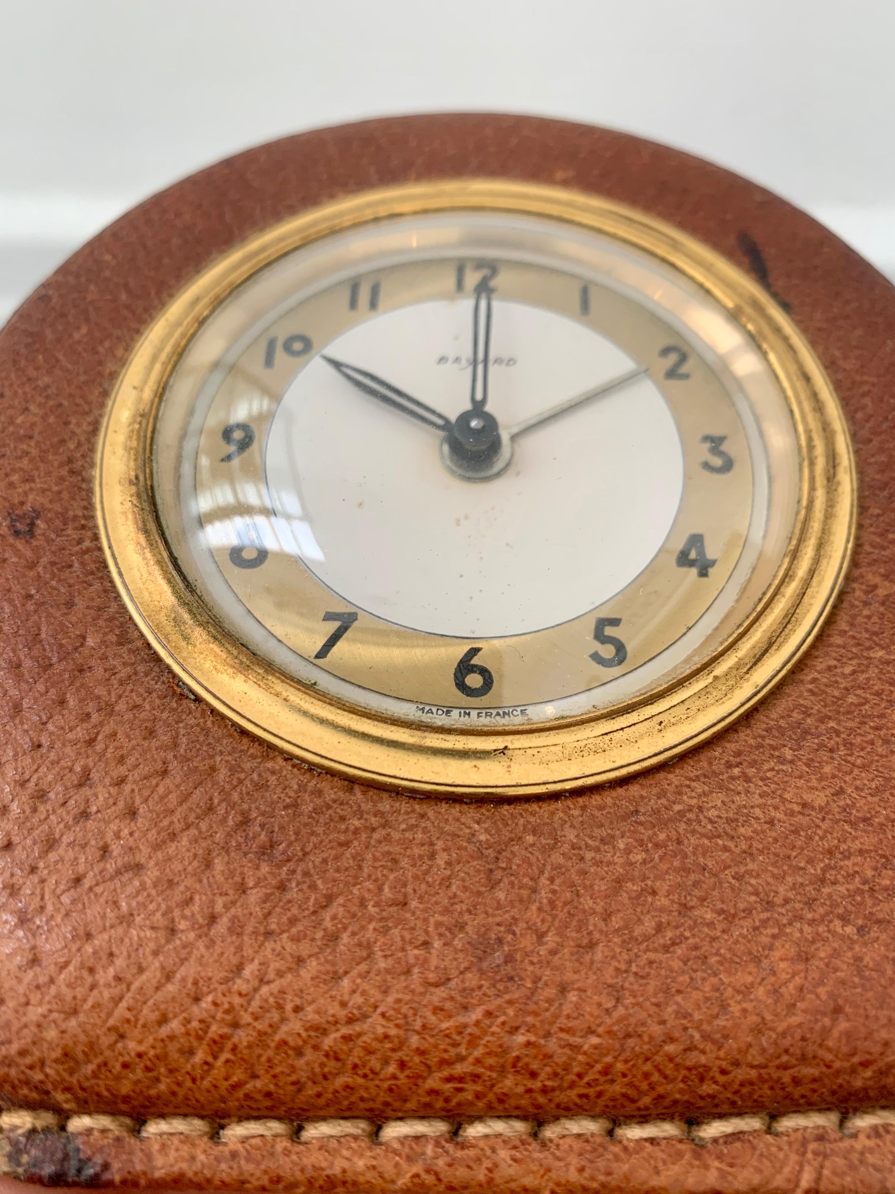 Laiton Horloge d'alarme en cuir de style Adnet par Bayard en vente