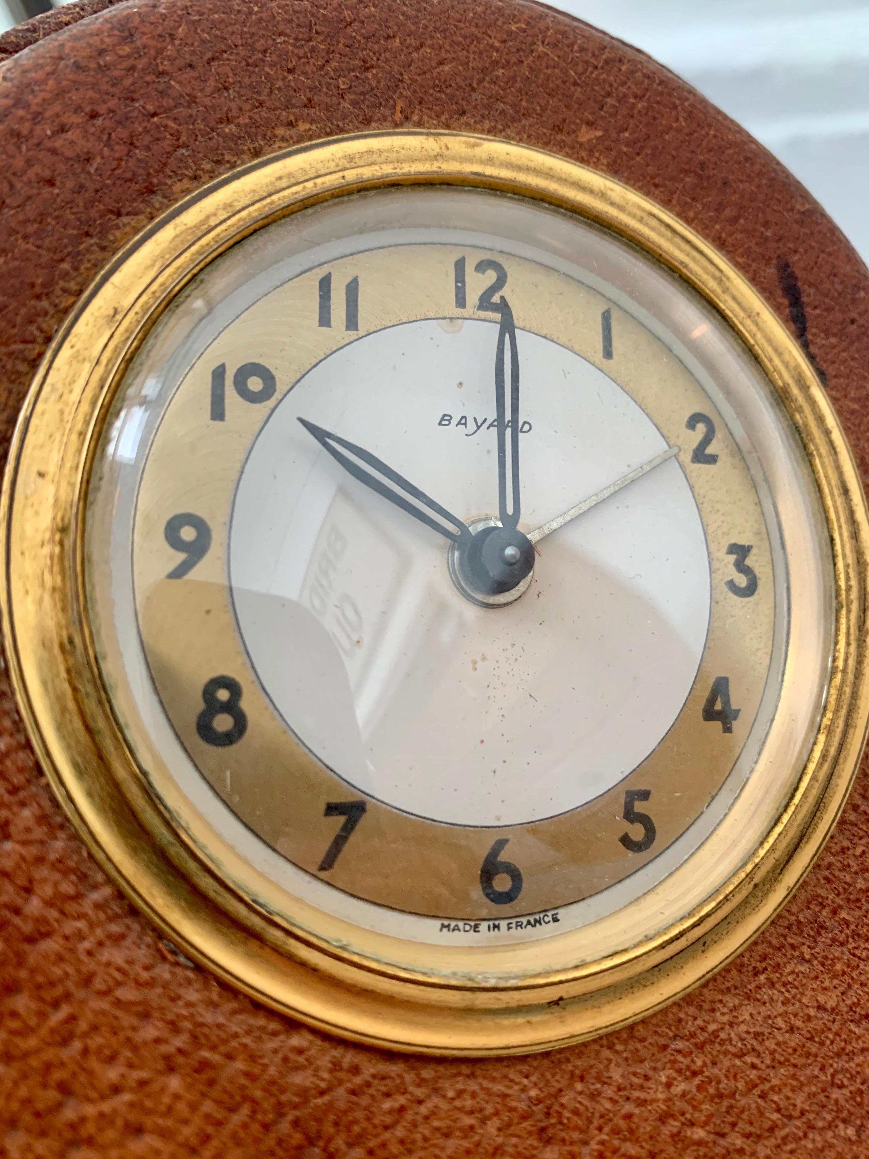 Horloge d'alarme en cuir de style Adnet par Bayard en vente 1