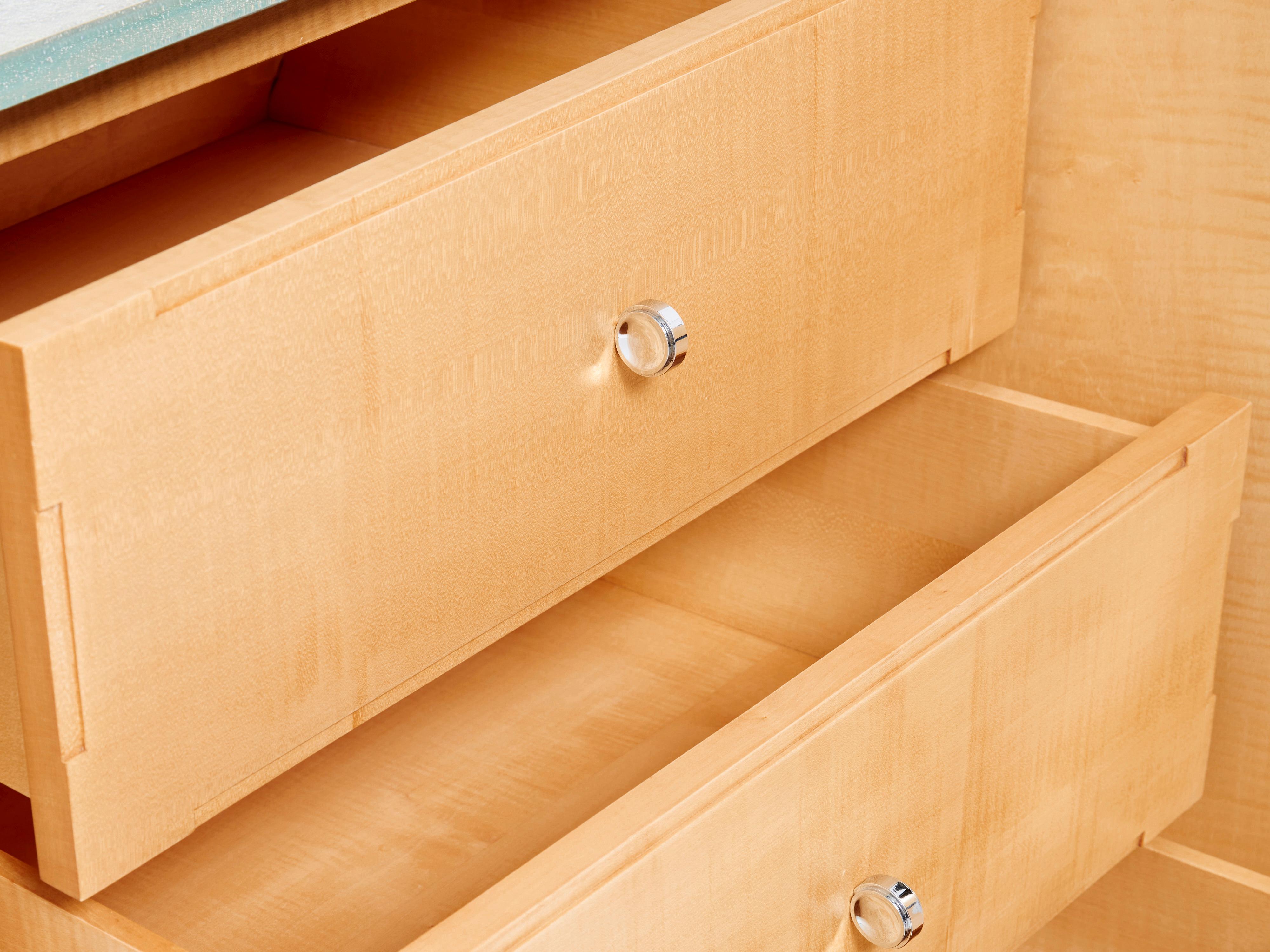 Anrichte aus verspiegeltem Makassar-Sideboard im Adnet-Stil aus Bergahornholz Alberto Pinto 1990 im Zustand „Gut“ im Angebot in Paris, IDF