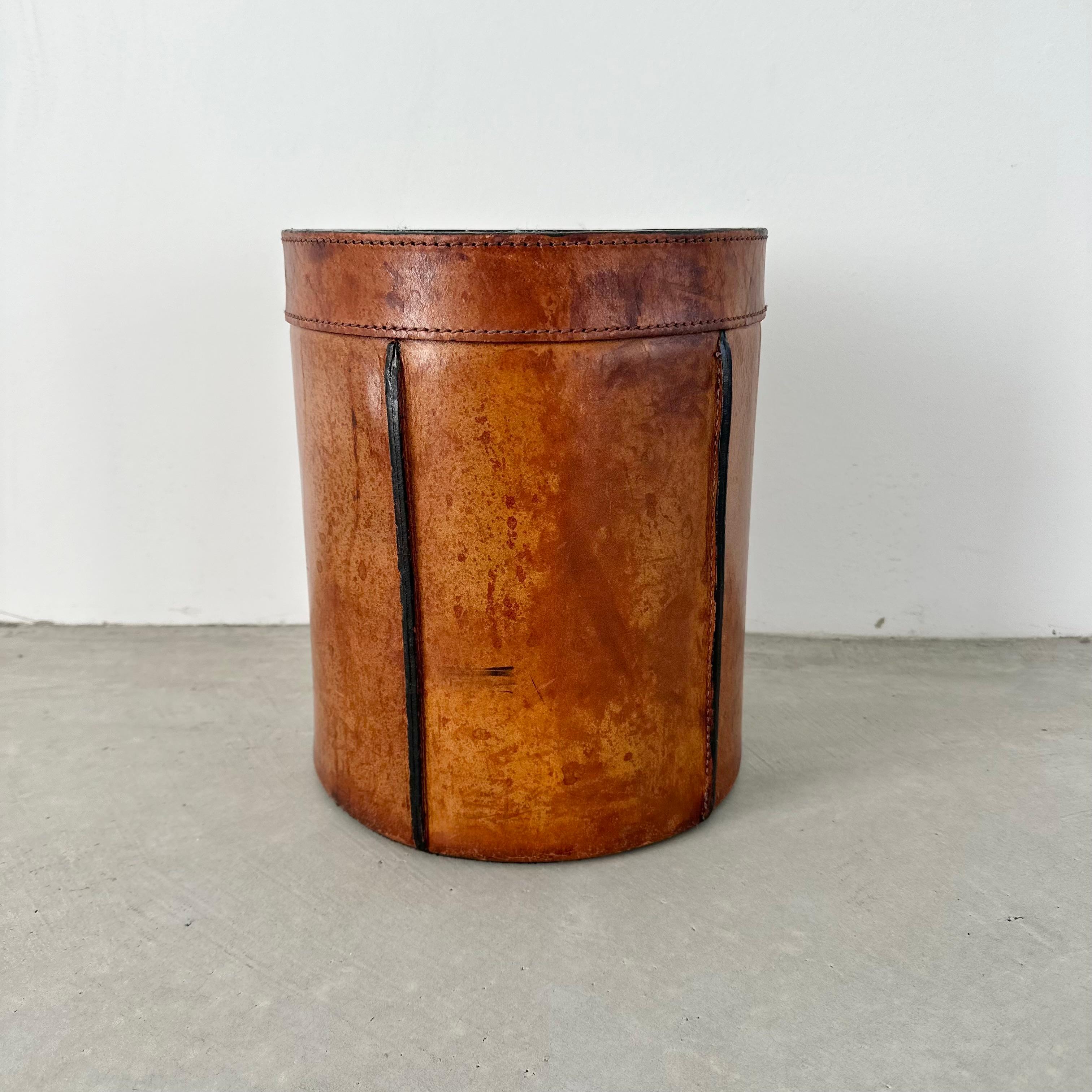 Panier à déchets de style Adnet en cuir de selle, France, années 1960 en vente 6