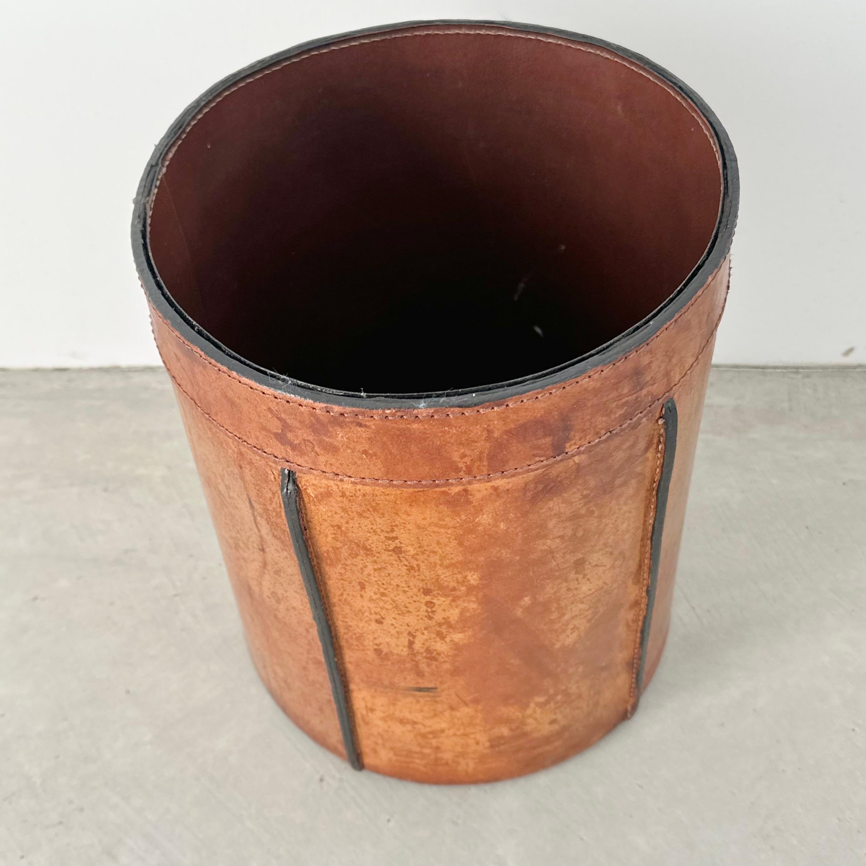 Panier à déchets de style Adnet en cuir de selle, France, années 1960 en vente 7