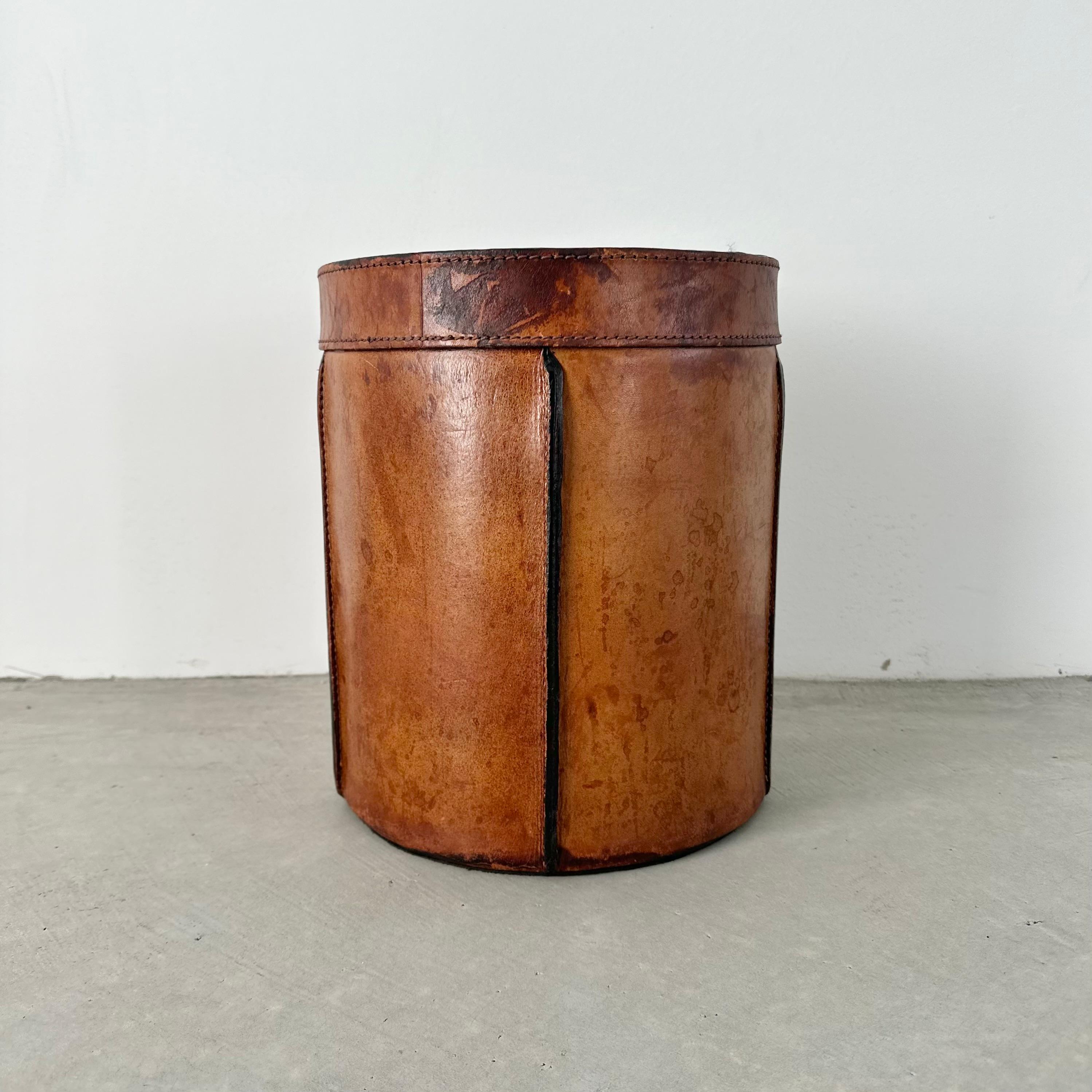 Panier à déchets de style Adnet en cuir de selle, France, années 1960 en vente 8