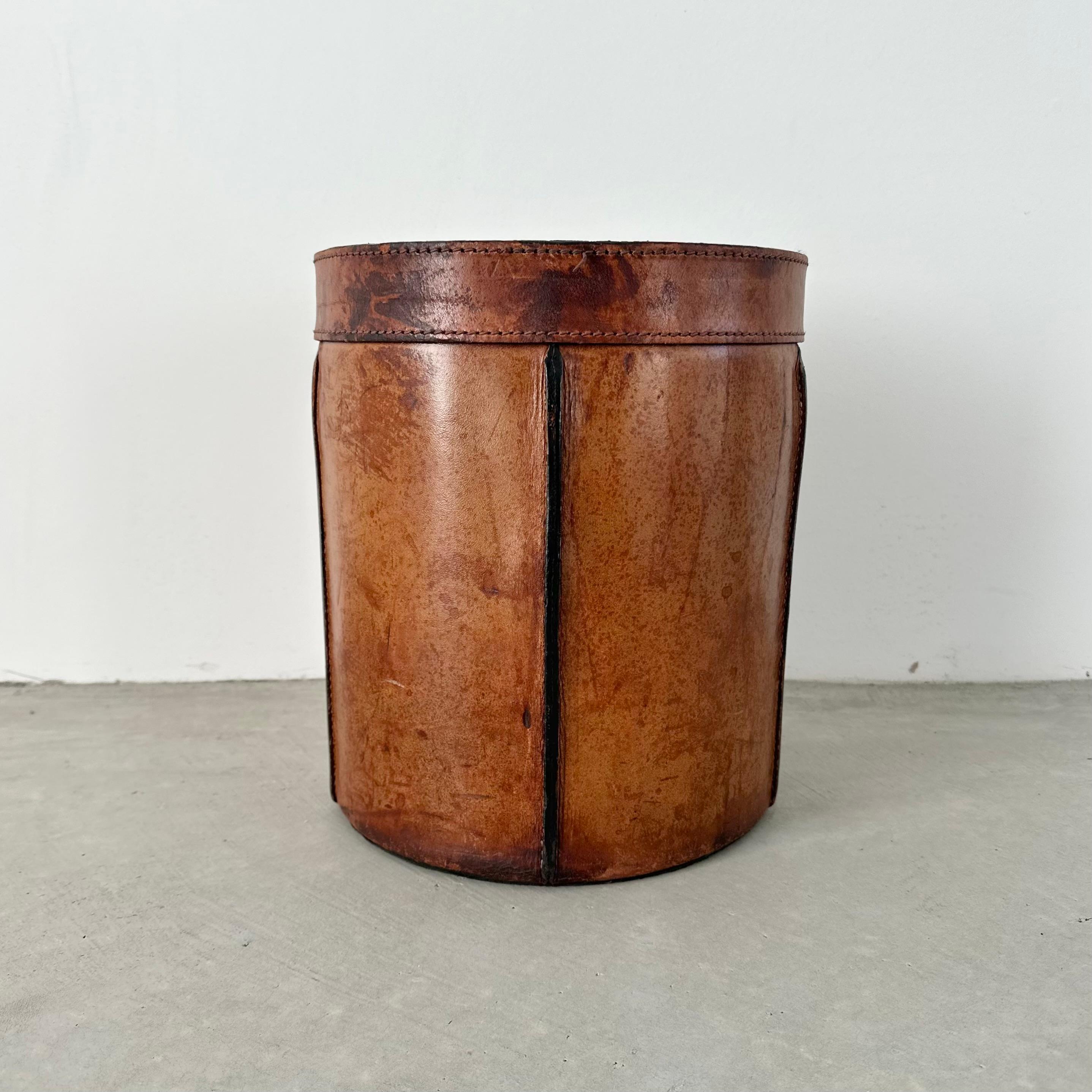 Panier à déchets de style Adnet en cuir de selle, France, années 1960 en vente 9