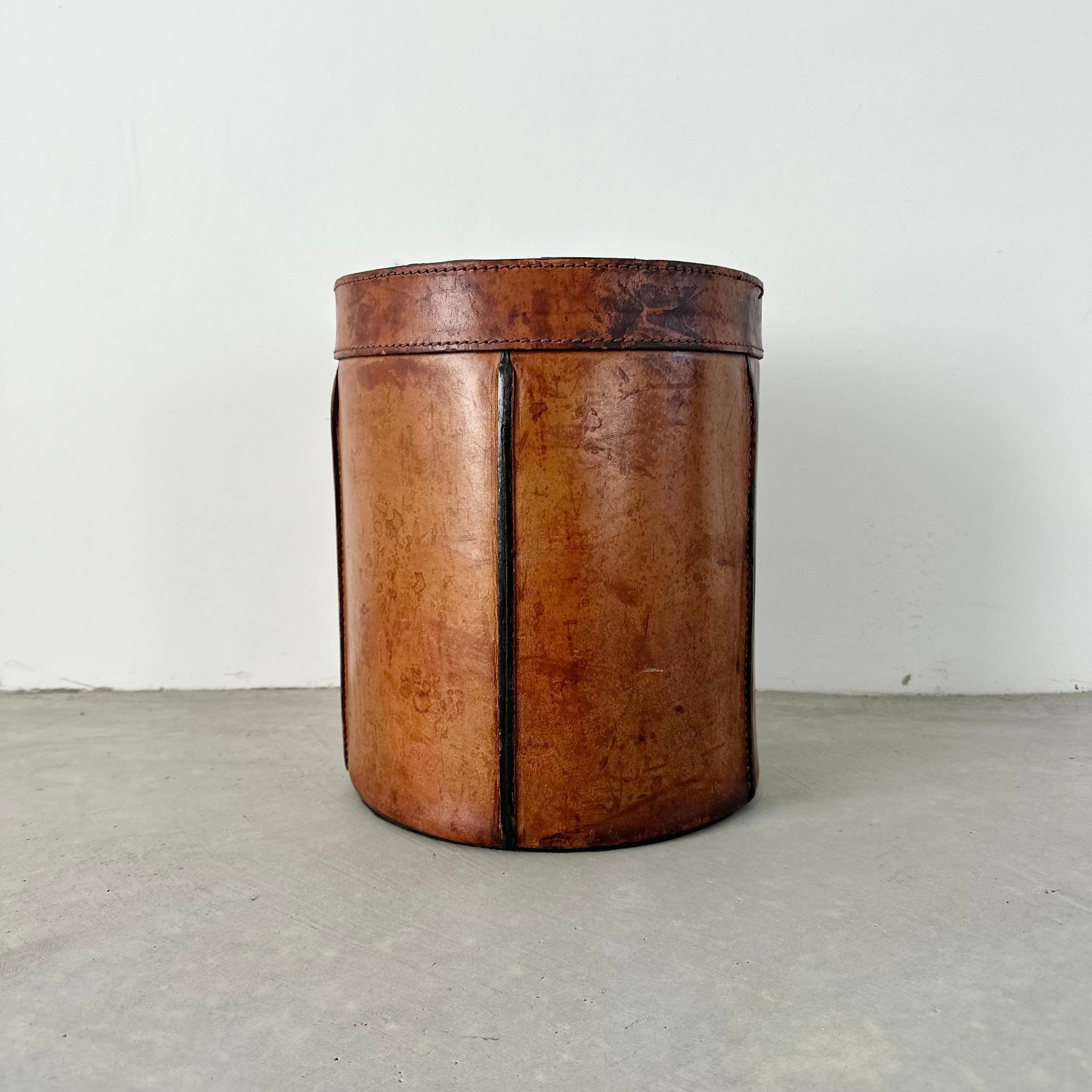 Panier à déchets de style Adnet en cuir de selle, France, années 1960 en vente 10