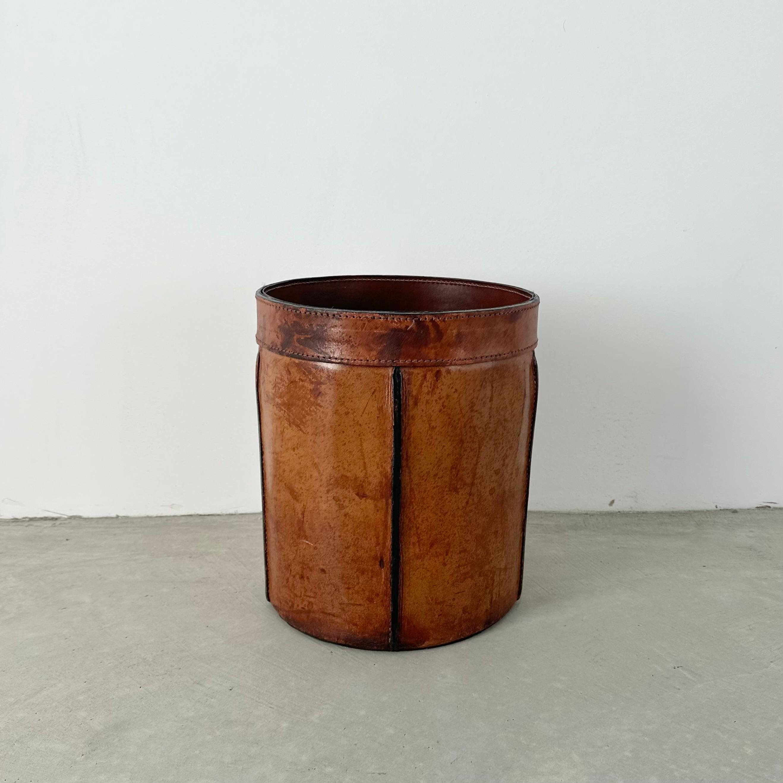 Panier à déchets de style Adnet en cuir de selle, France, années 1960 en vente 11
