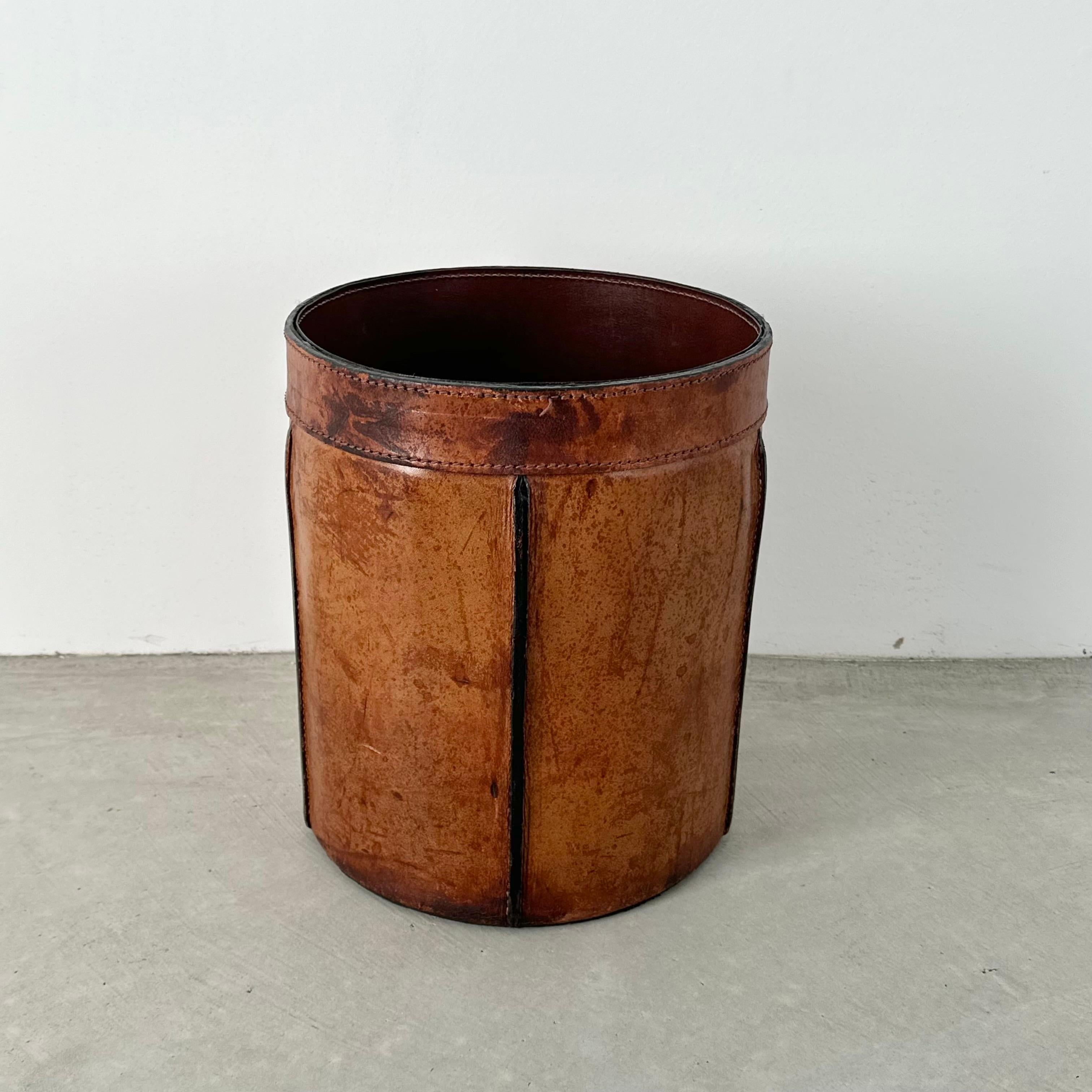 Panier à déchets de style Adnet en cuir de selle, France, années 1960 en vente 12