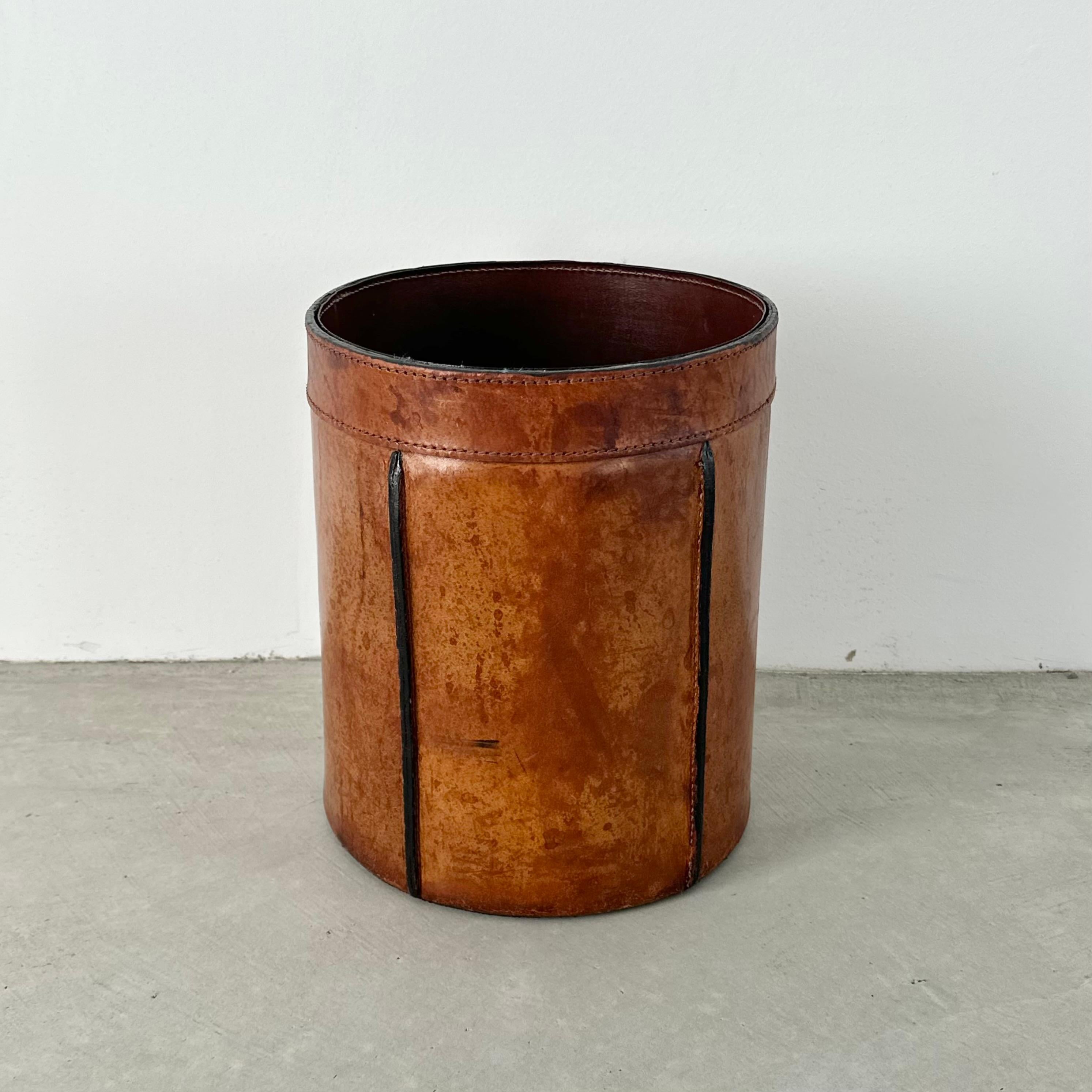 Panier à déchets de style Adnet en cuir de selle, France, années 1960 en vente 14