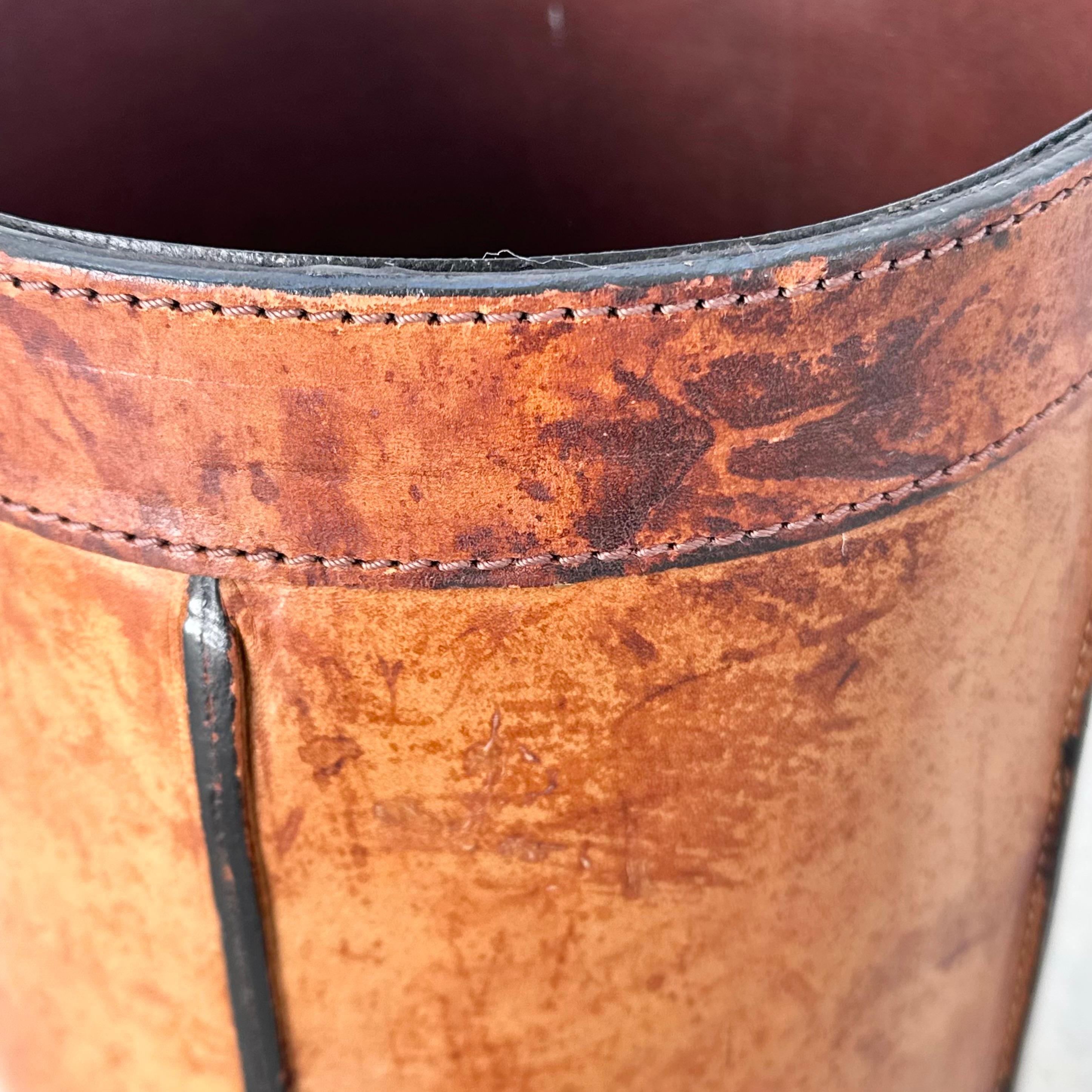 Français Panier à déchets de style Adnet en cuir de selle, France, années 1960 en vente