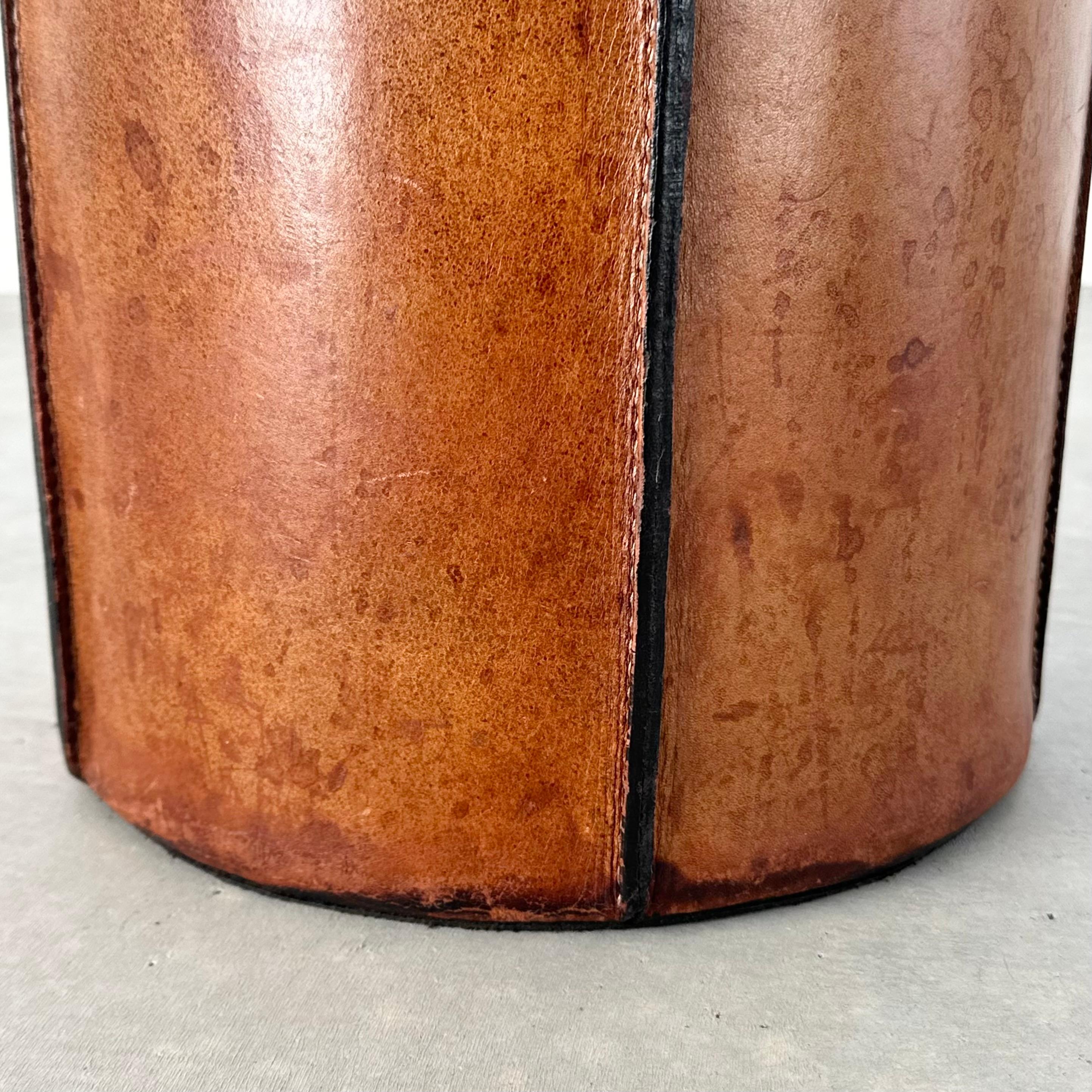 Cuir Panier à déchets de style Adnet en cuir de selle, France, années 1960 en vente