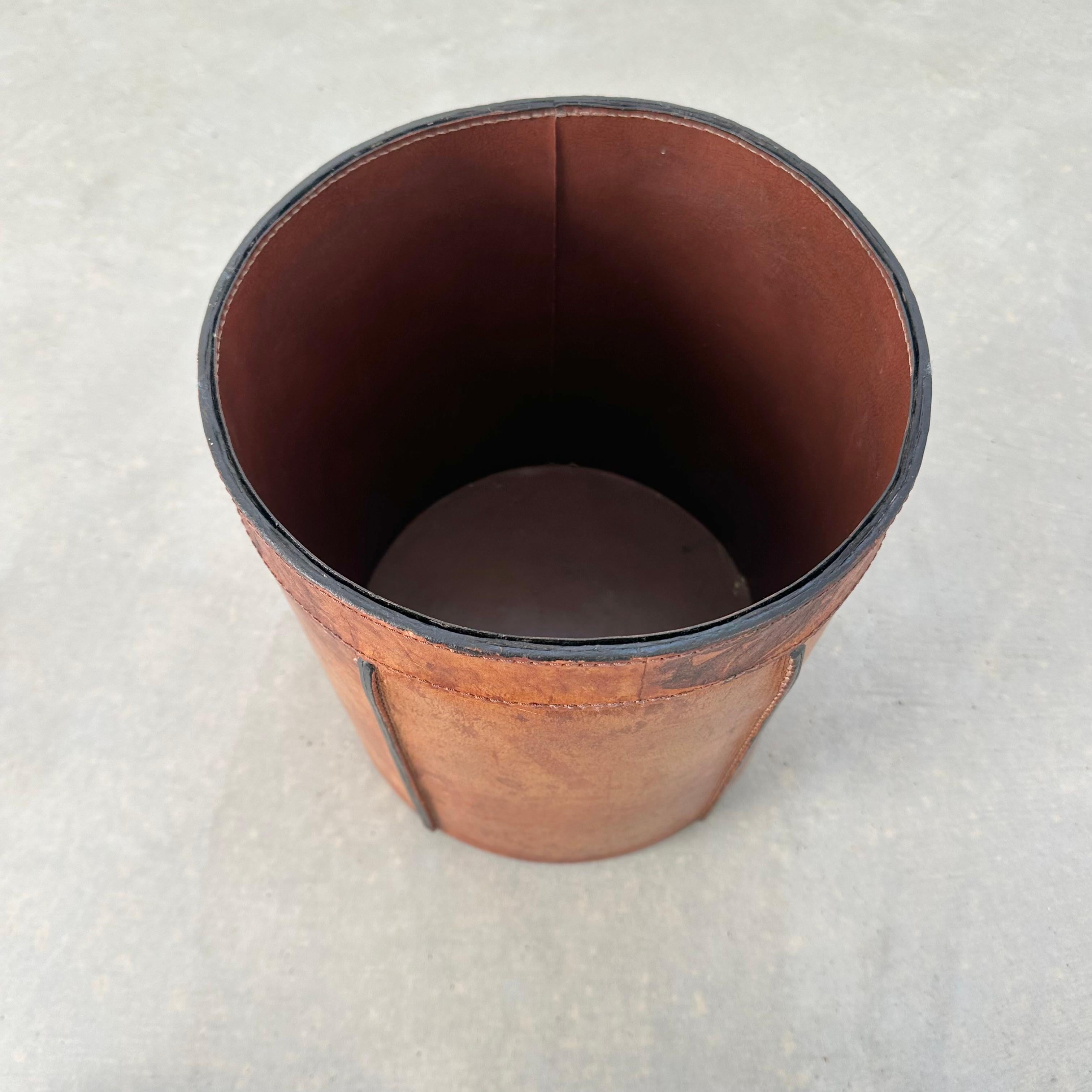 Panier à déchets de style Adnet en cuir de selle, France, années 1960 en vente 1