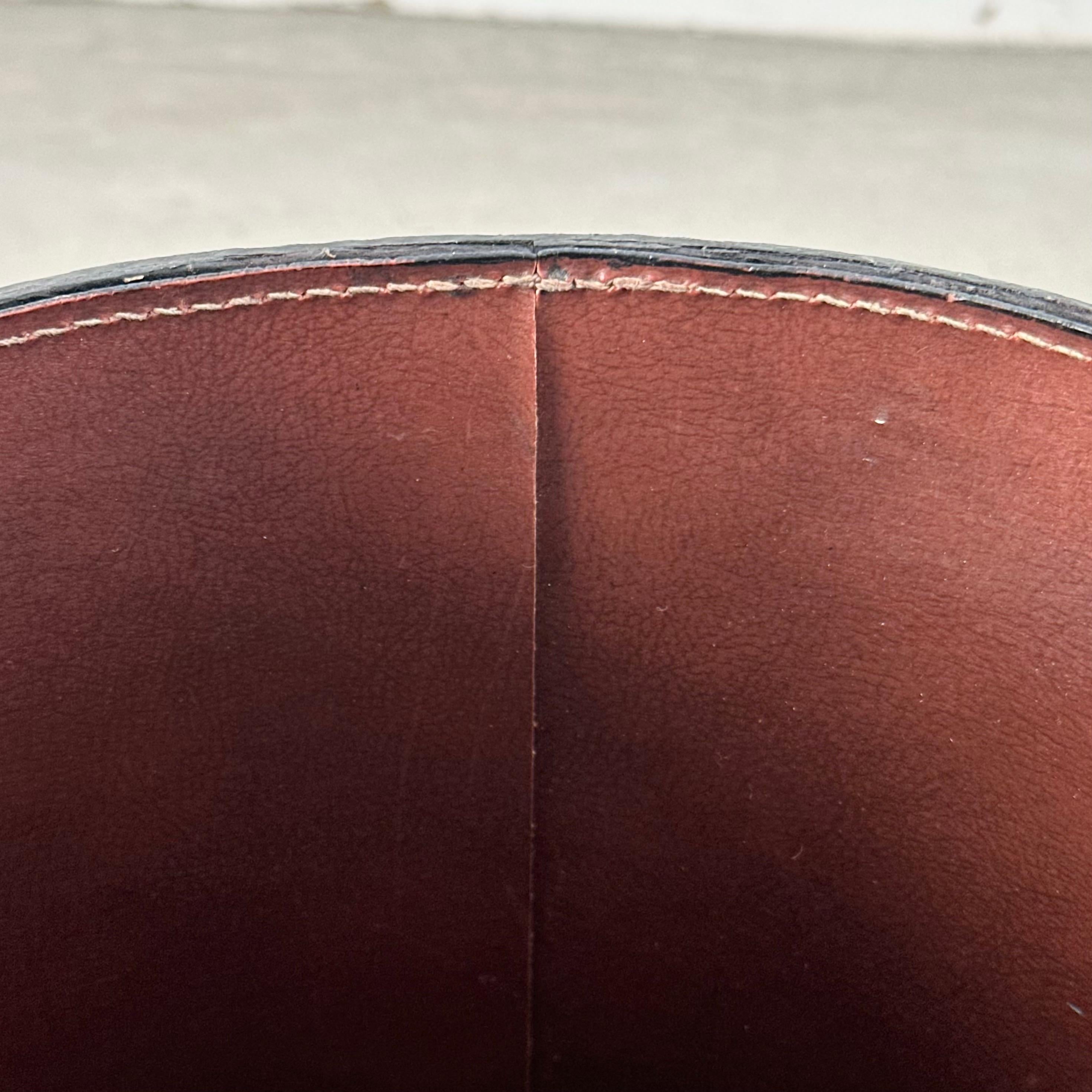 Panier à déchets de style Adnet en cuir de selle, France, années 1960 en vente 2