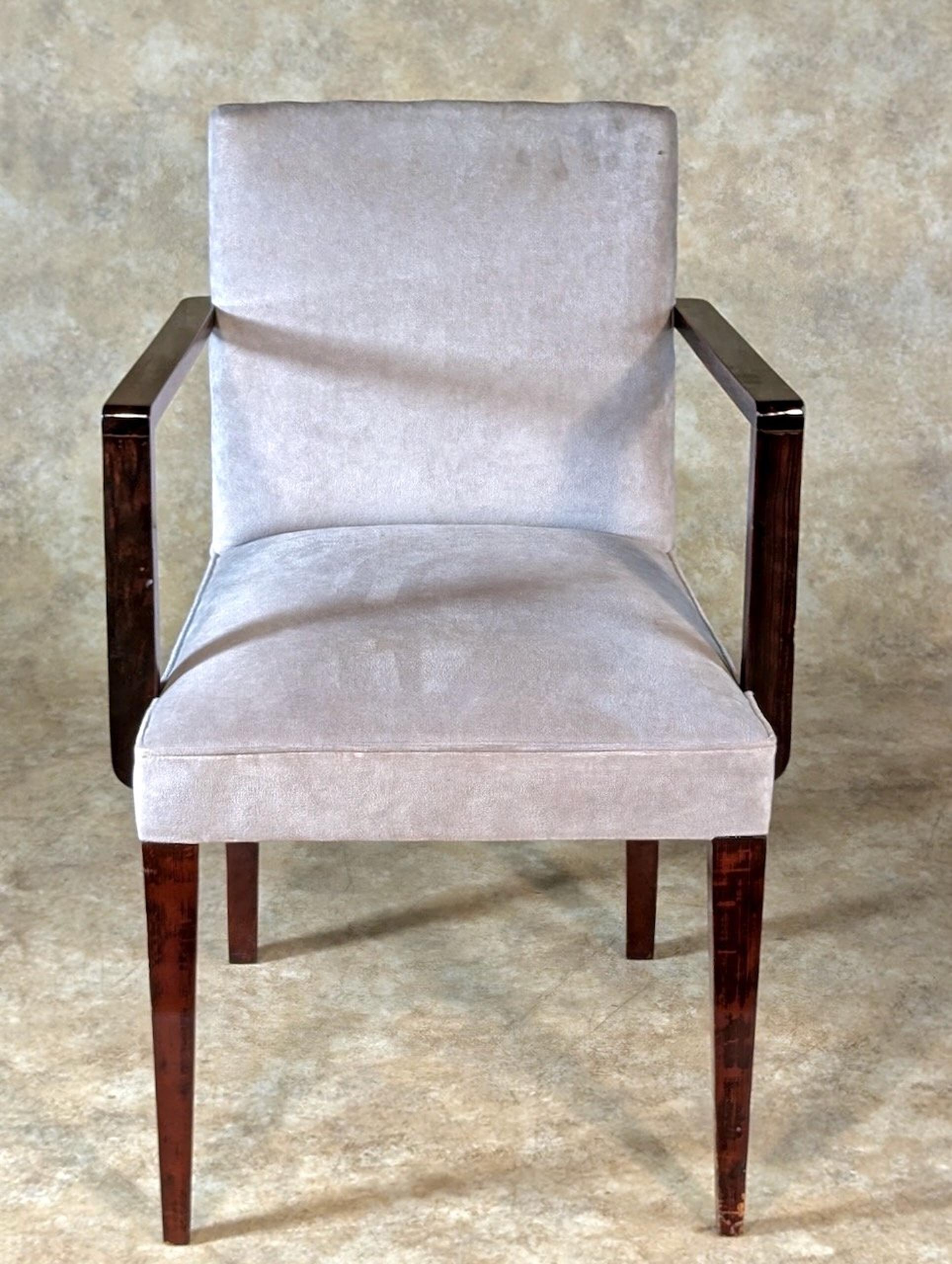 Poltrona/scrivania singola in stile Art Déco francese, 1935 circa, nello stile di Jacques Adnet. Questa sedia è in ebano macassar massiccio ed è stata restaurata, rifinita, imbottita e pronta per essere consegnata. Le sue dimensioni sono: 22