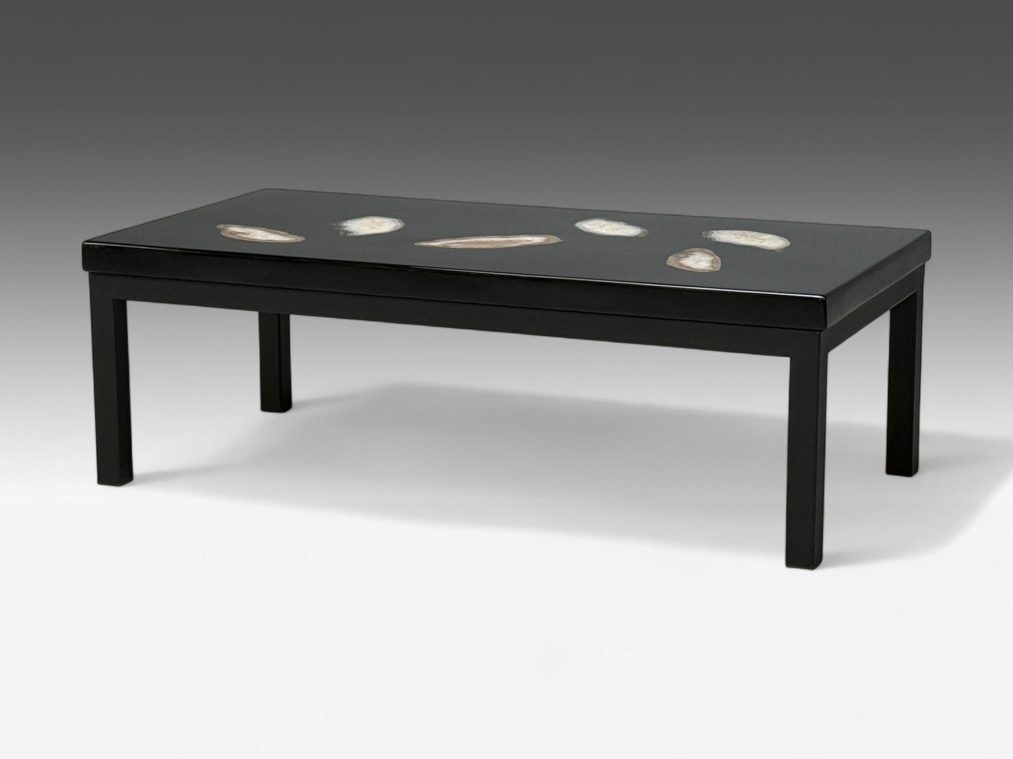 Ado Chale, table basse moderne belge du milieu du siècle, résine noire, agate, Belgique, années 1990

Rare table basse conçue et produite par Ado Chale en Belgique dans la seconde moitié du XXe siècle. Cet exemple présente un important plateau