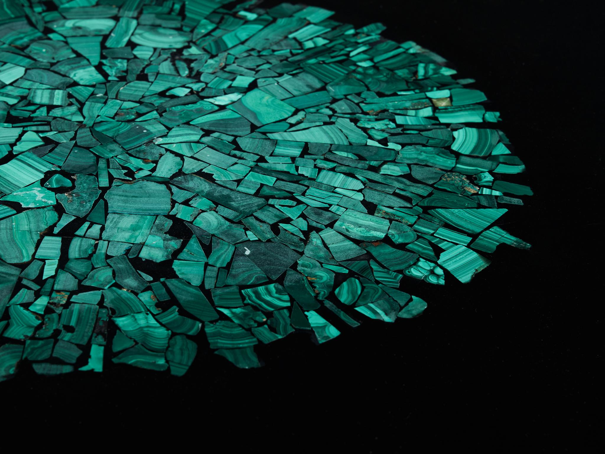 Postmoderne Table basse en résine noire incrustée de malachite Ado Chale en vente
