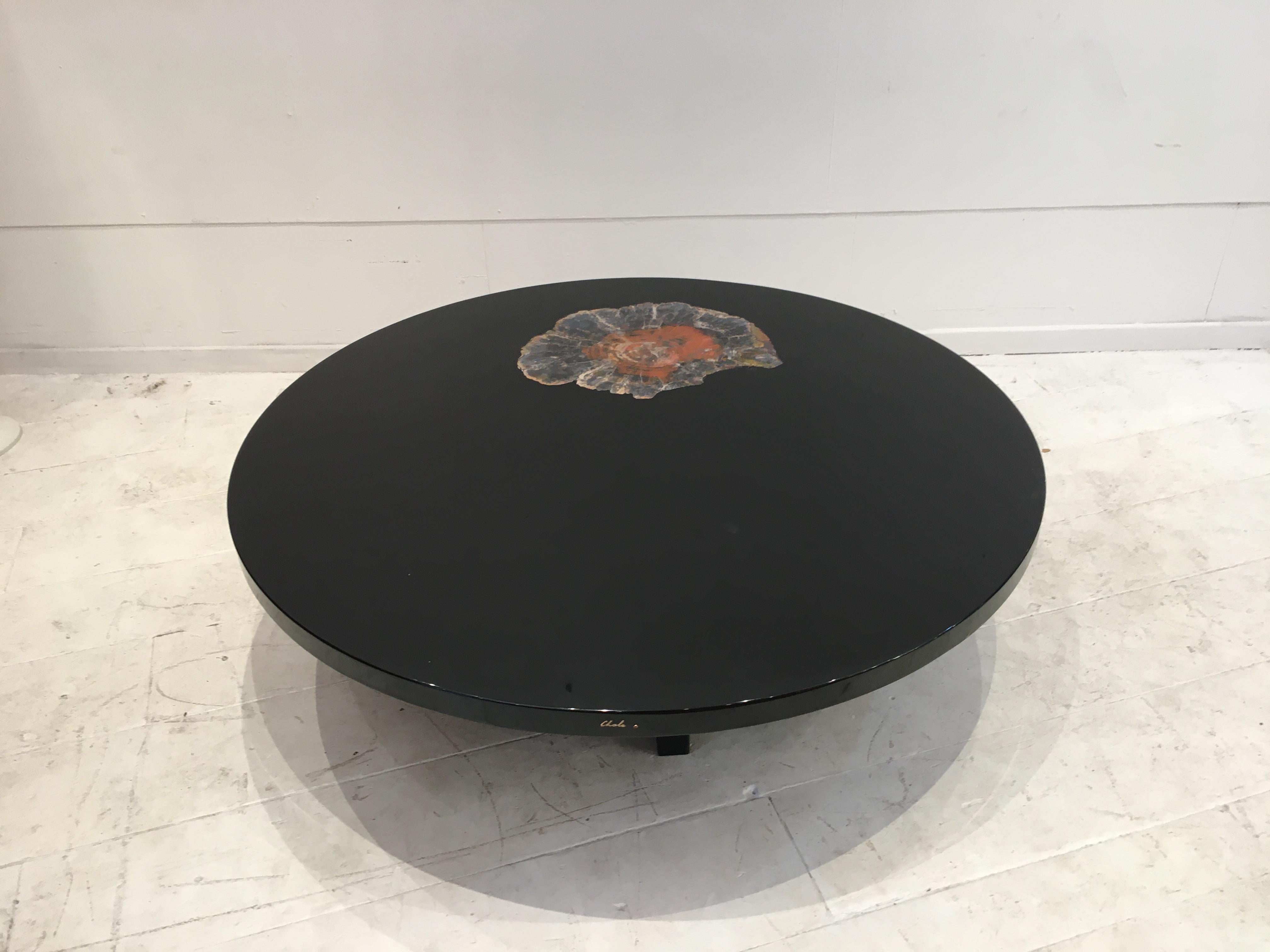Mid-Century Modern Table basse circulaire Ado Chale Résine noire et Wood Wood pétrifié en vente