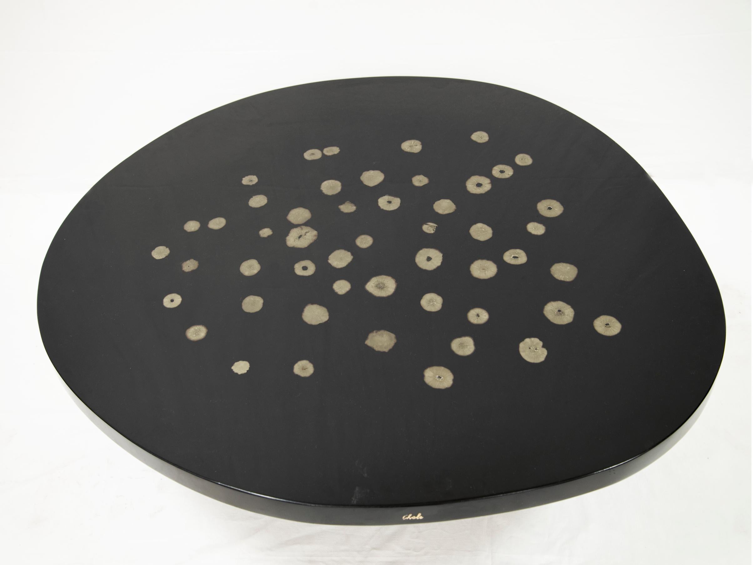 Ado Chale
Coffee table
Resin, inclusion of marcassite gemstones, feet in lacquered steel
Belgium, circa 1970
Signed
Measures: H 34 x W 113 x D 100 cm.