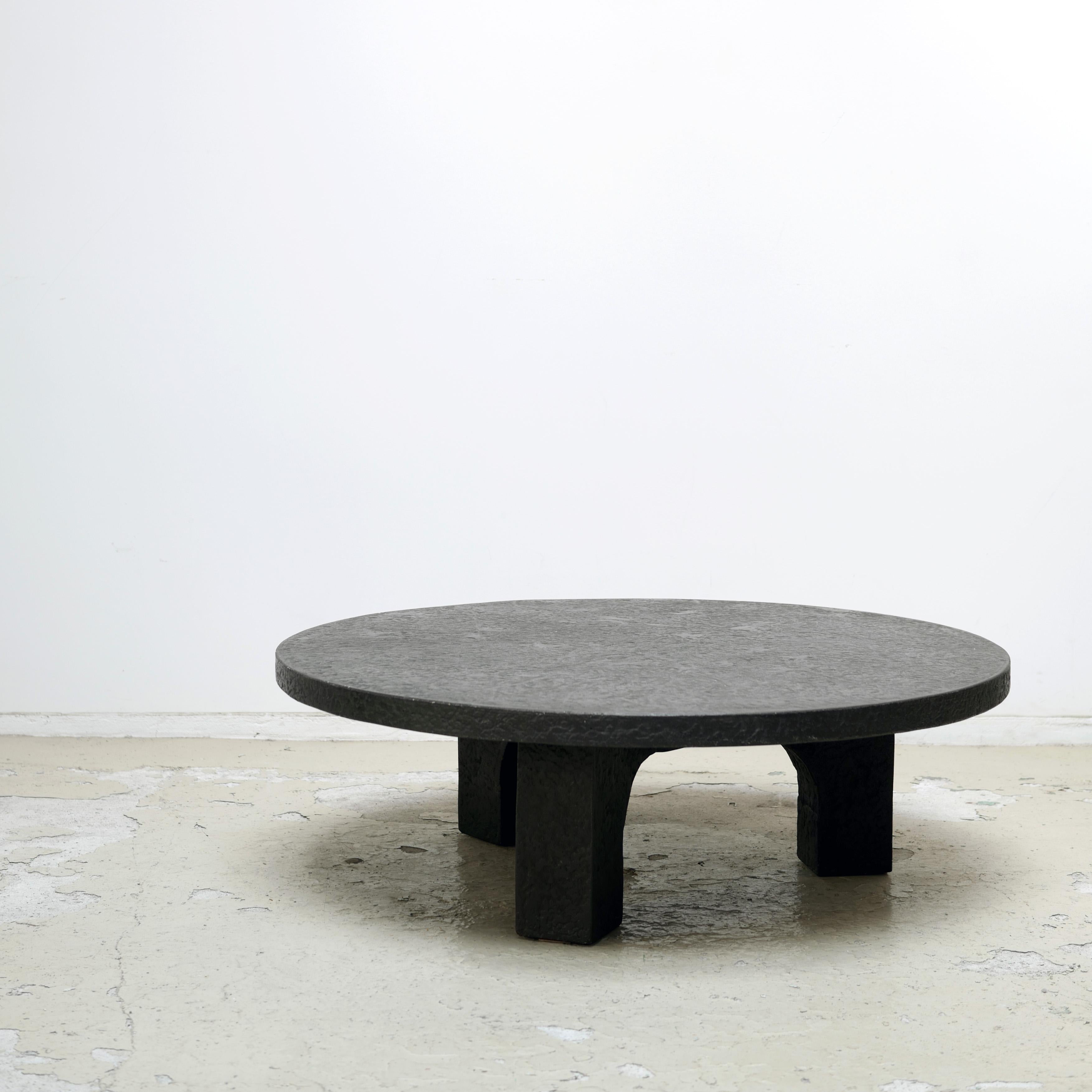 Table basse en pierre brutaliste de style Ado Chale.