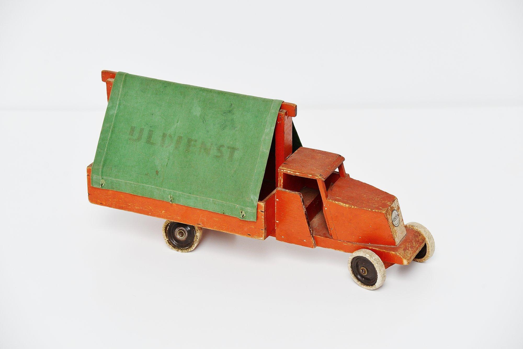 Very nice and rare complete ‘Ijldienst (first help) toy truck designed by Ko Verzuu for Ado Holland in 1937. Ado means Arbeid door onvolwaardigen, translated; labour by incapacitated, which makes this an even more special piece. Toys by Ado are