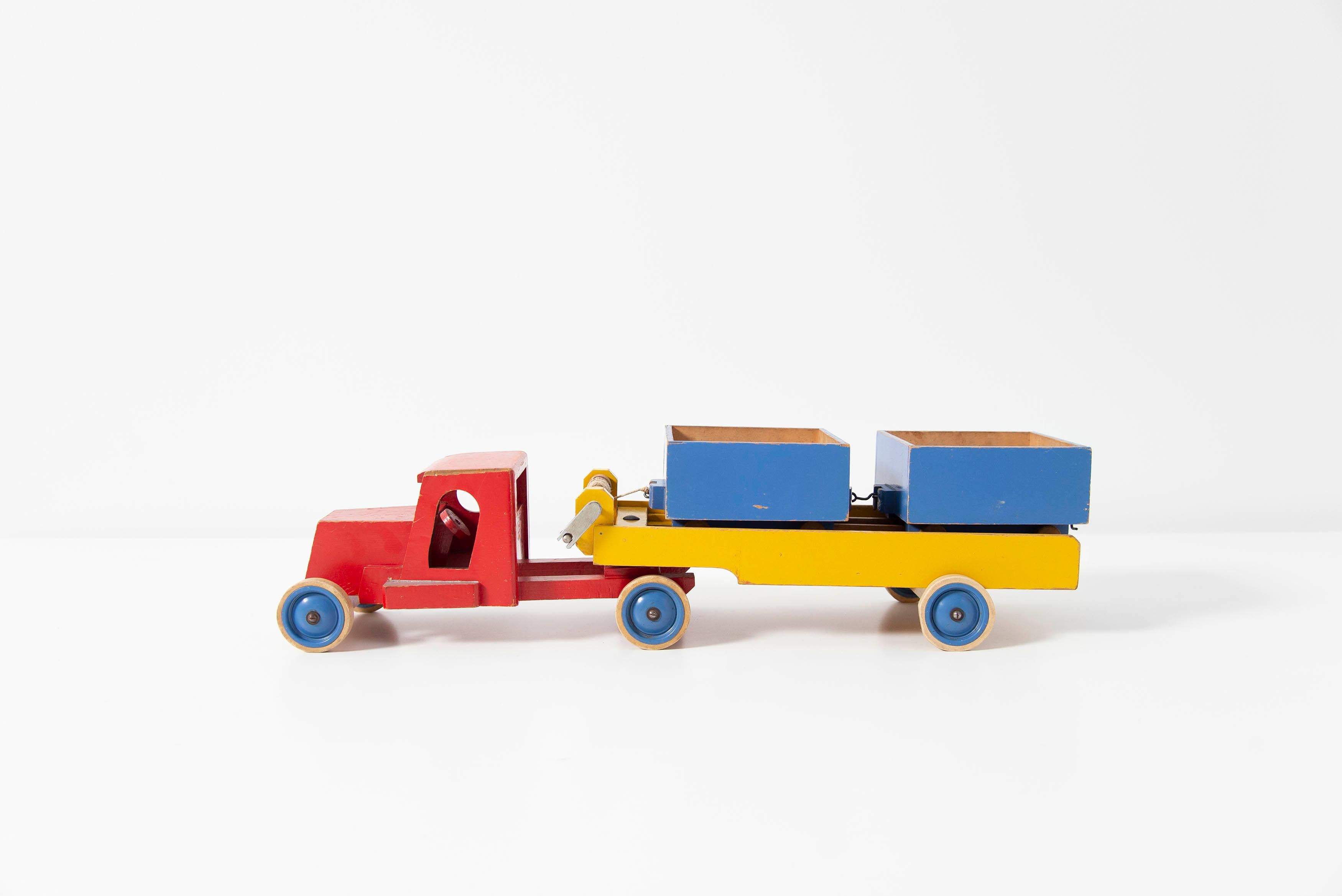 Rare grand camion jouet de collection conçu par Ko Verzuu pour Ado Holland en 1950. Ado signifie Arbeid door onvolwaardigen, c'est-à-dire travail par incapacité, ce qui rend cette pièce encore plus spéciale. Les Collectionals by Ado sont très