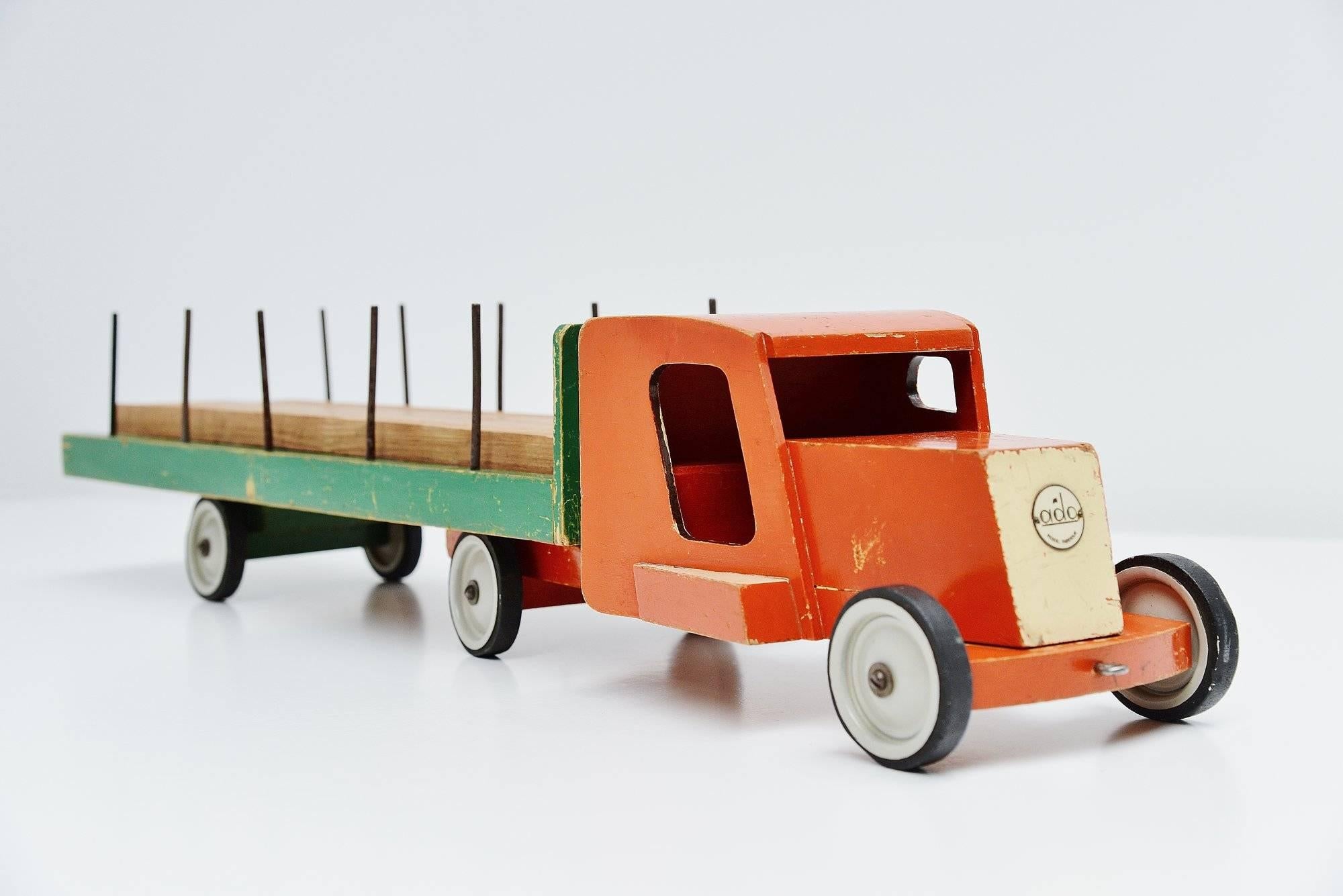 Sehr seltener Spielzeuglastwagen aus Holz, entworfen von Ko Verzuu für Ado Holland im Jahr 1948. Ado bedeutet Arbeid door onvolwaardigen, übersetzt: Arbeit durch Unfähige, was dieses Stück zu etwas ganz Besonderem macht. Spielzeuge von Ado werden