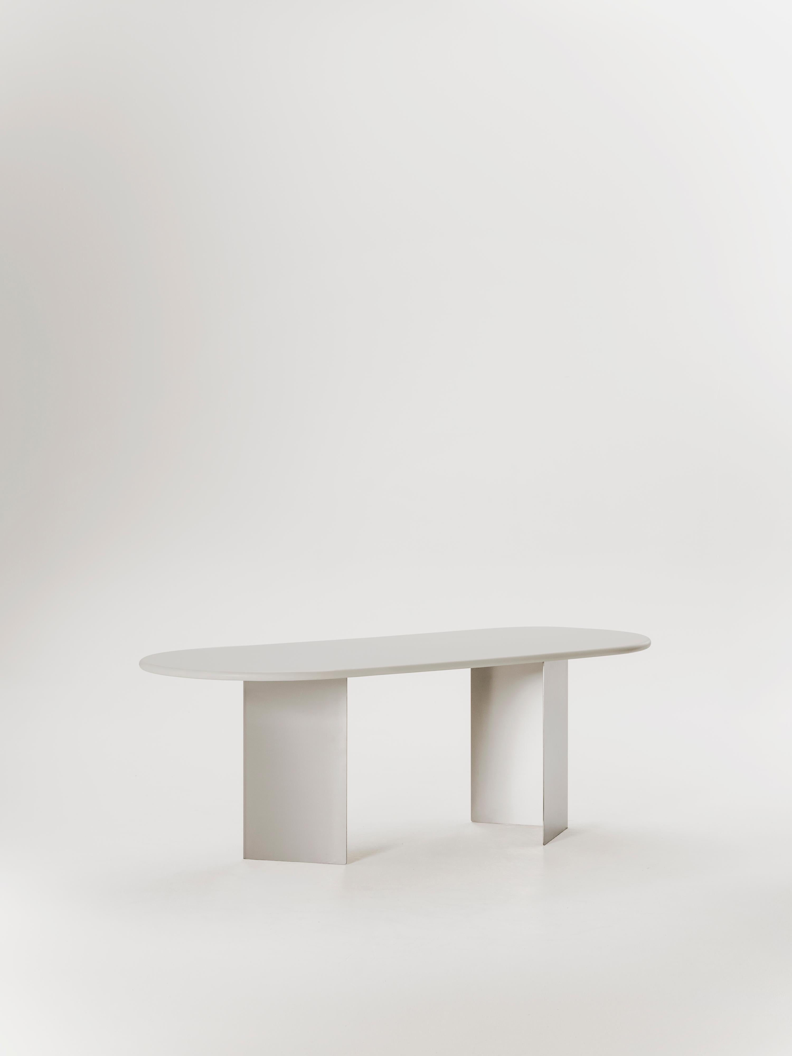 Fabriquée à la main en Espagne par des artisans experts, cette table de salle à manger de forme ovale de Marlot Baus allie un design intemporel à un savoir-faire moderne. Chaque pièce est fabriquée avec soin en utilisant notre technique de