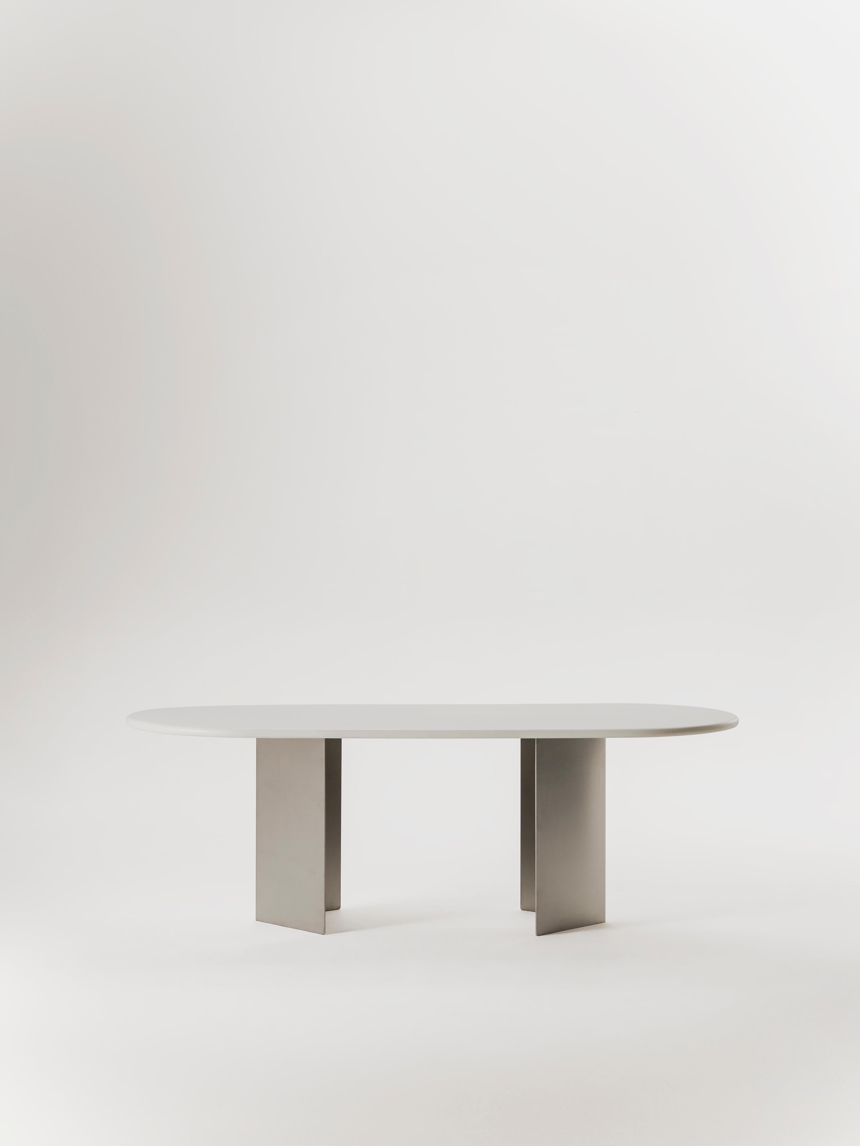 Fait main Table de salle à manger Adol en microciment et acier inoxydable par Marlot Baus en vente