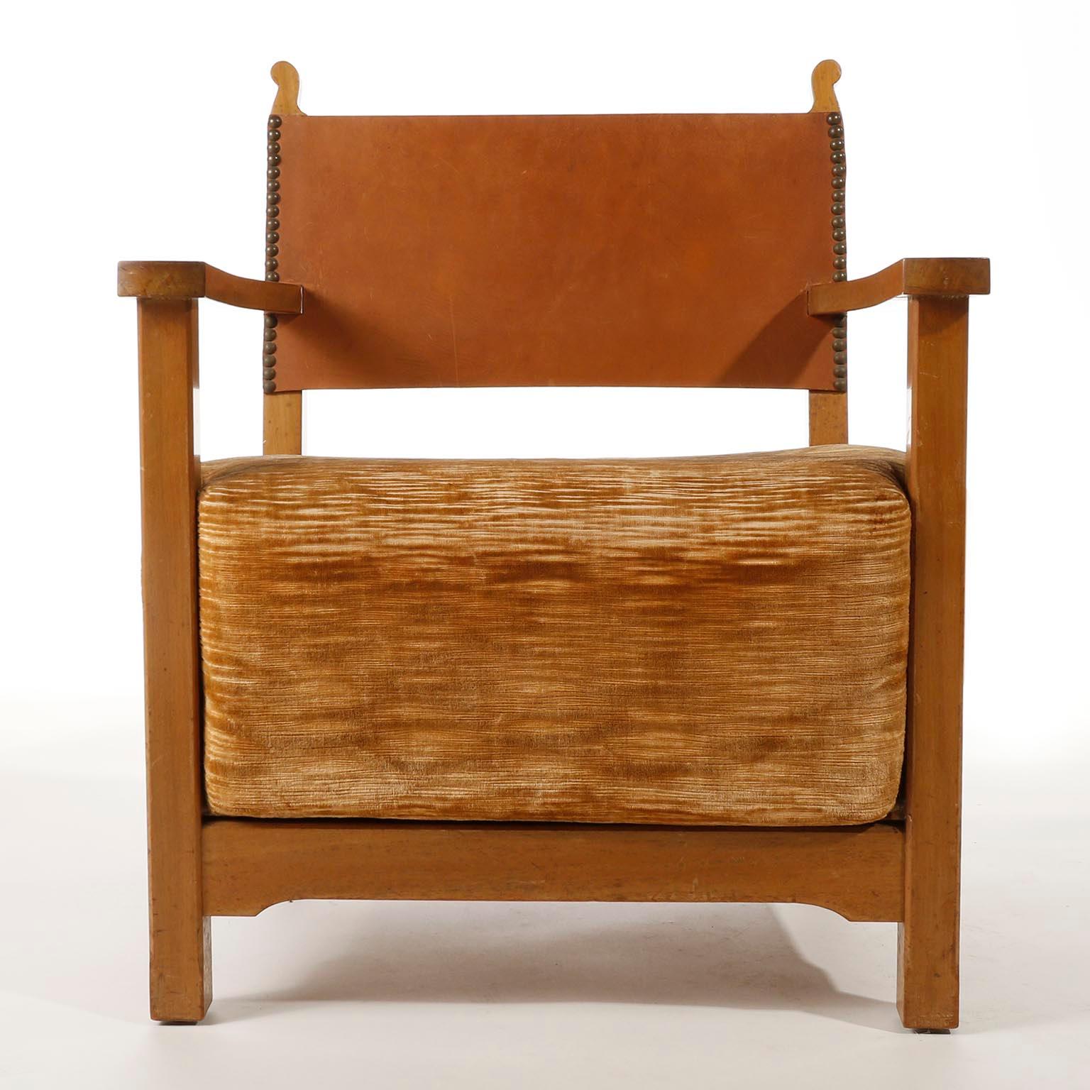 A gorgeous and extremely rare Adolf Loos armchair manufactured by Friedrich Otto Schmidt, Vienna, circa 1930.
It is made of a solid walnut wood frame with a loose seat chusion covered with brown velvet and a hide leather backrest fixed with patined