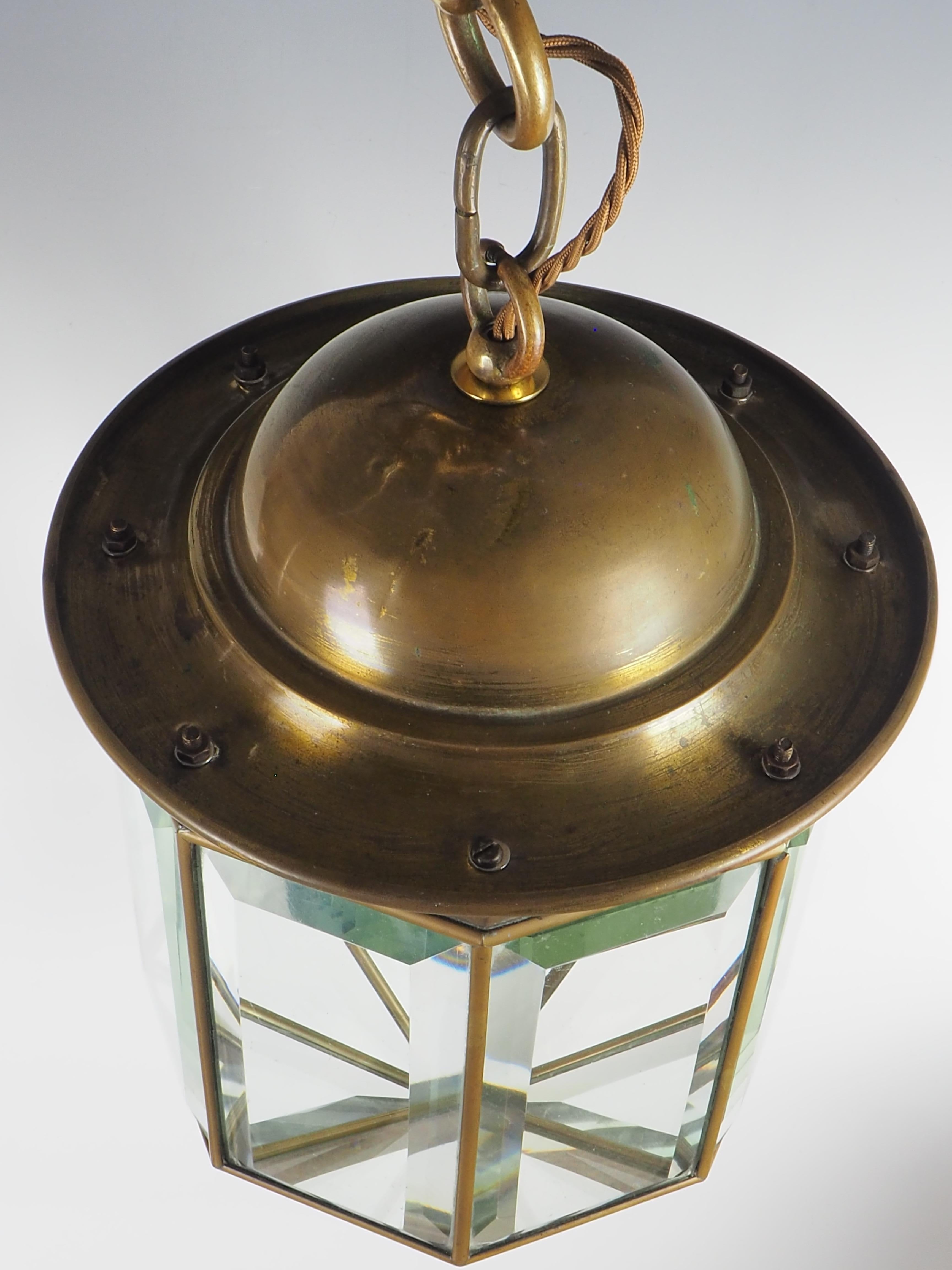Farol octogonal de latón y cristal biselado de Adolf Loos, 1890 en venta 4