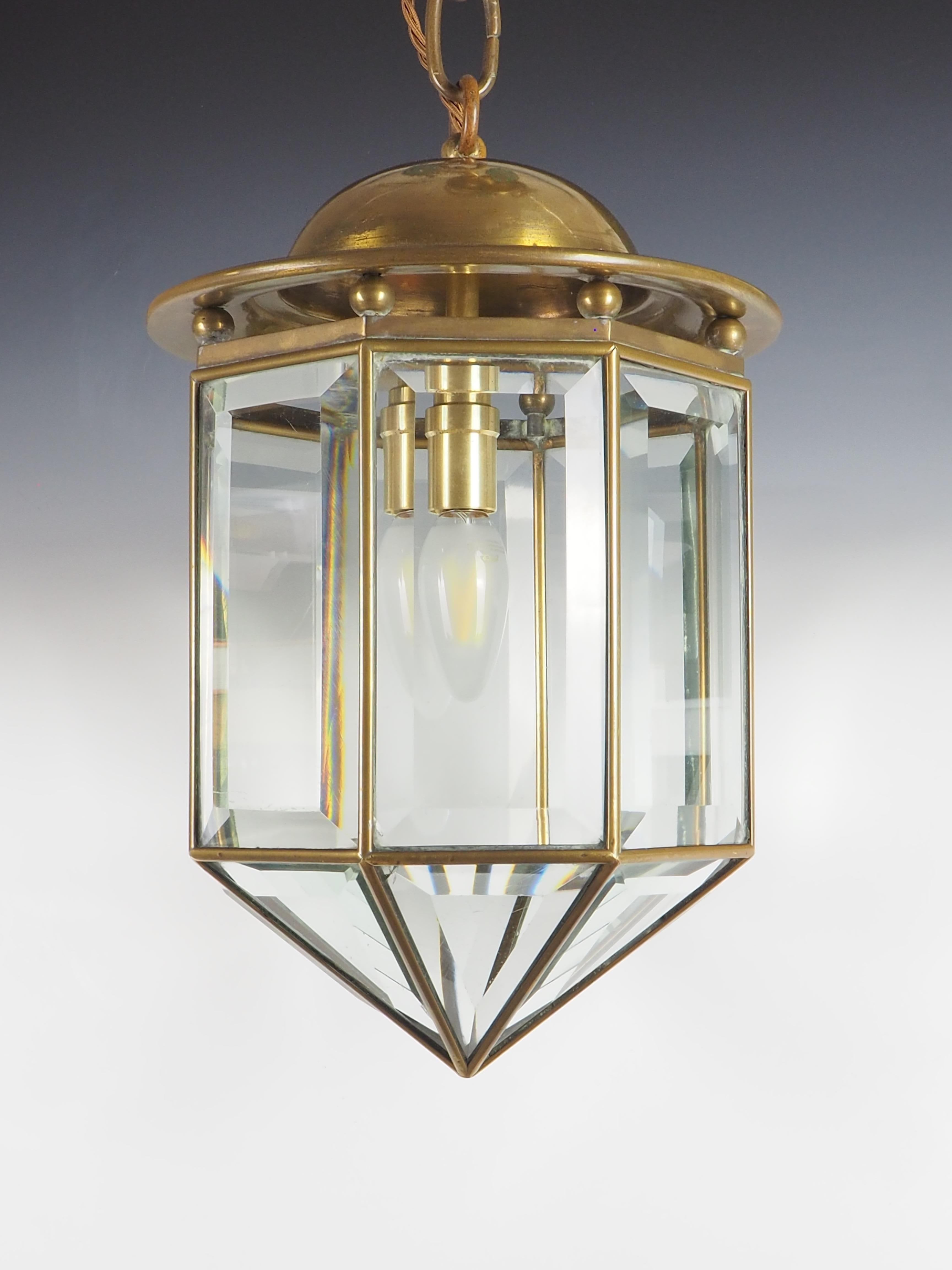 La linterna octogonal de latón y cristal biselado Adolf Loos, fabricada en 1890, es un notable ejemplo de diseño de finales del siglo XIX que combina a la perfección funcionalidad y atractivo estético.

Esta gran linterna de techo octogonal presenta
