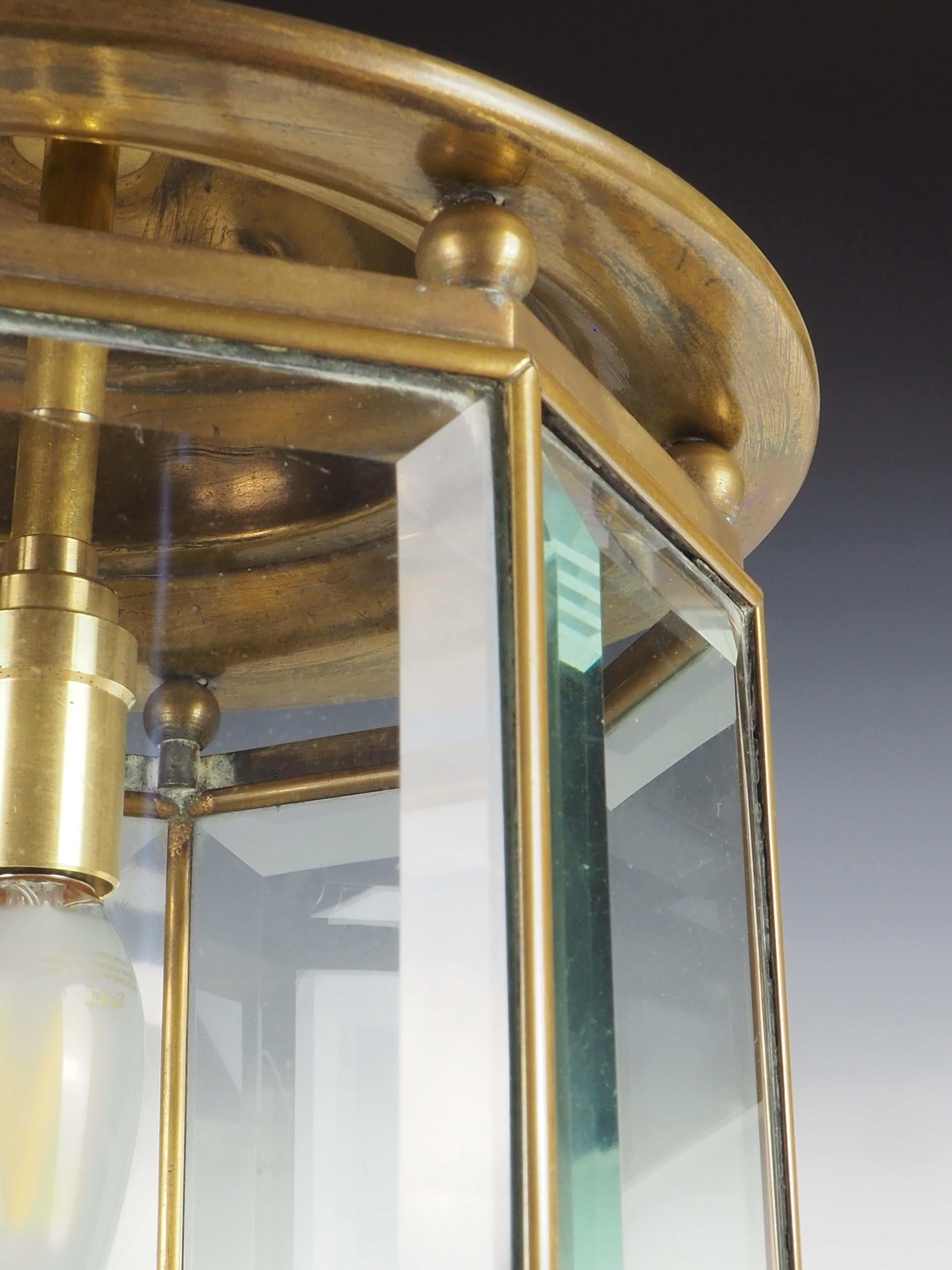 Farol octogonal de latón y cristal biselado de Adolf Loos, 1890 en Bueno estado para la venta en Lincoln, GB