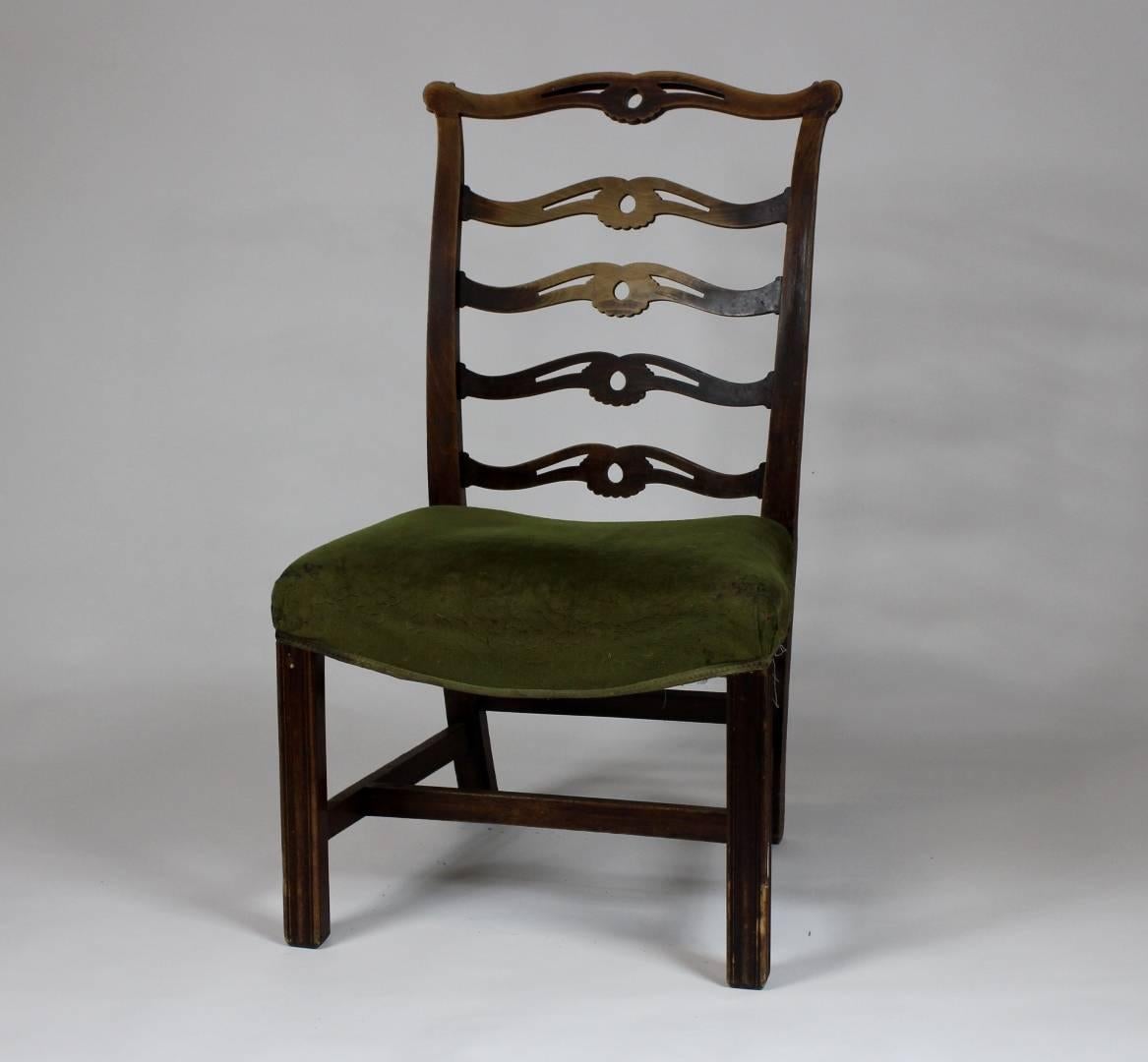 Dining room chair made in the first third of the 20th century, solid wood construction on four legs, with horizontal stretchers and vertical slats, the upholstered seat covered with original textile fabric. The chair has not been restored, it is in
