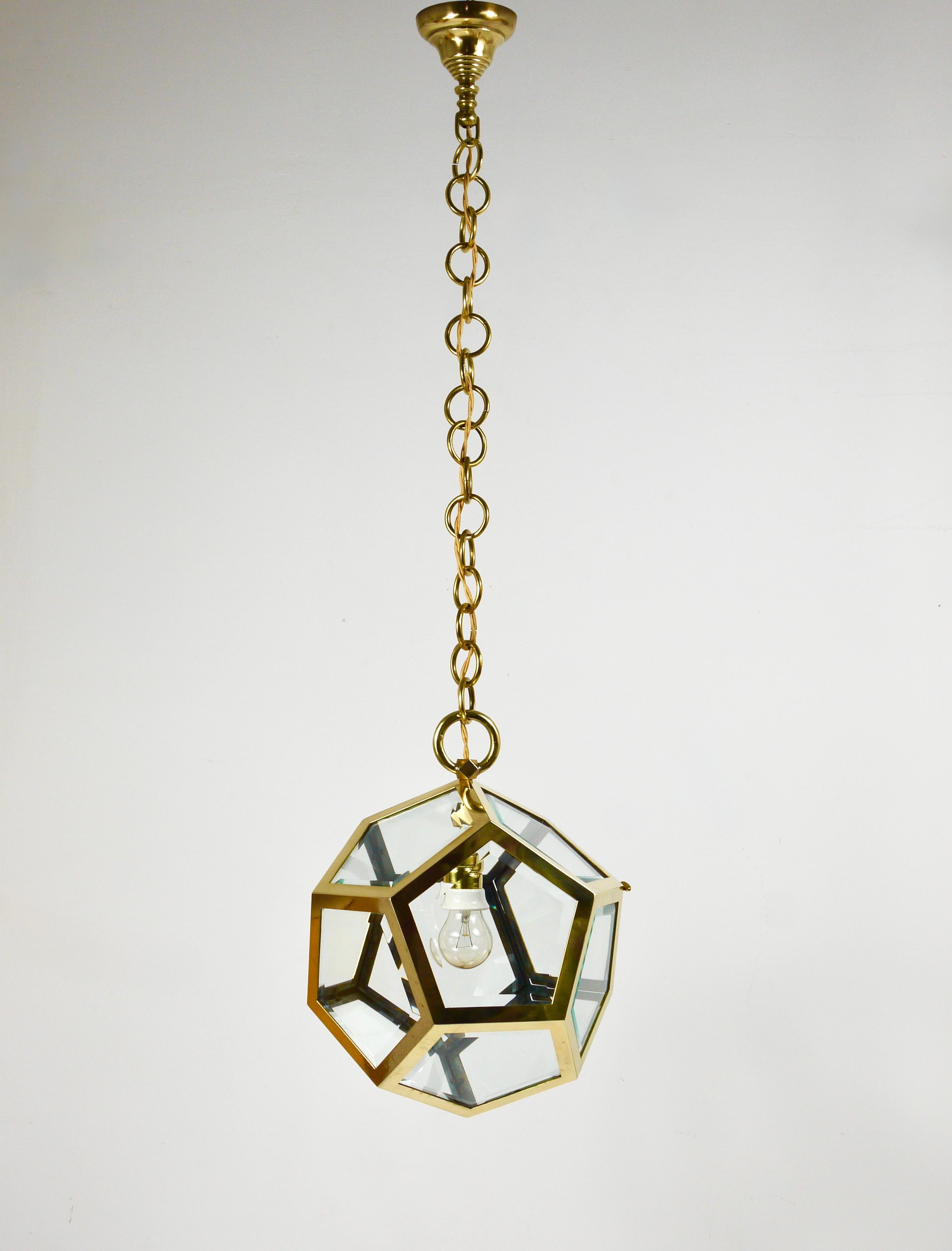 Un bellissimo e raro esempio di lampada a sospensione Dodekaeder in stile Art Nouveau, disegnata nel 1902 da Adolf Loos (1870-1933). Prodotto agli inizi del 1900 da Friedrich Otto Schmidt a Vienna, in Austria.

La lampada è realizzata interamente in