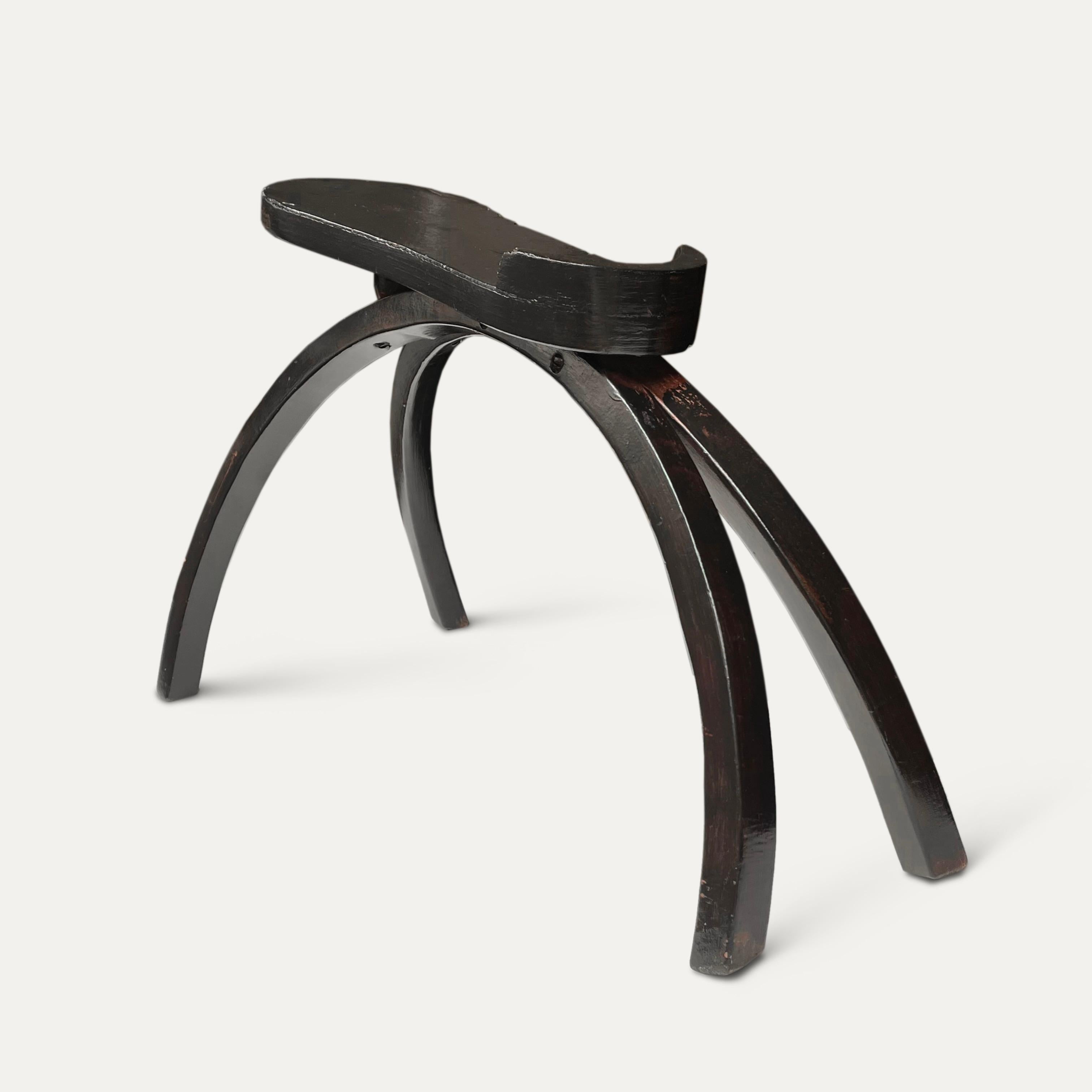 Poggia scarpe Adolf Loos per Thonet del 1905 circa, costruito in faggio evaporato tinto nero.


