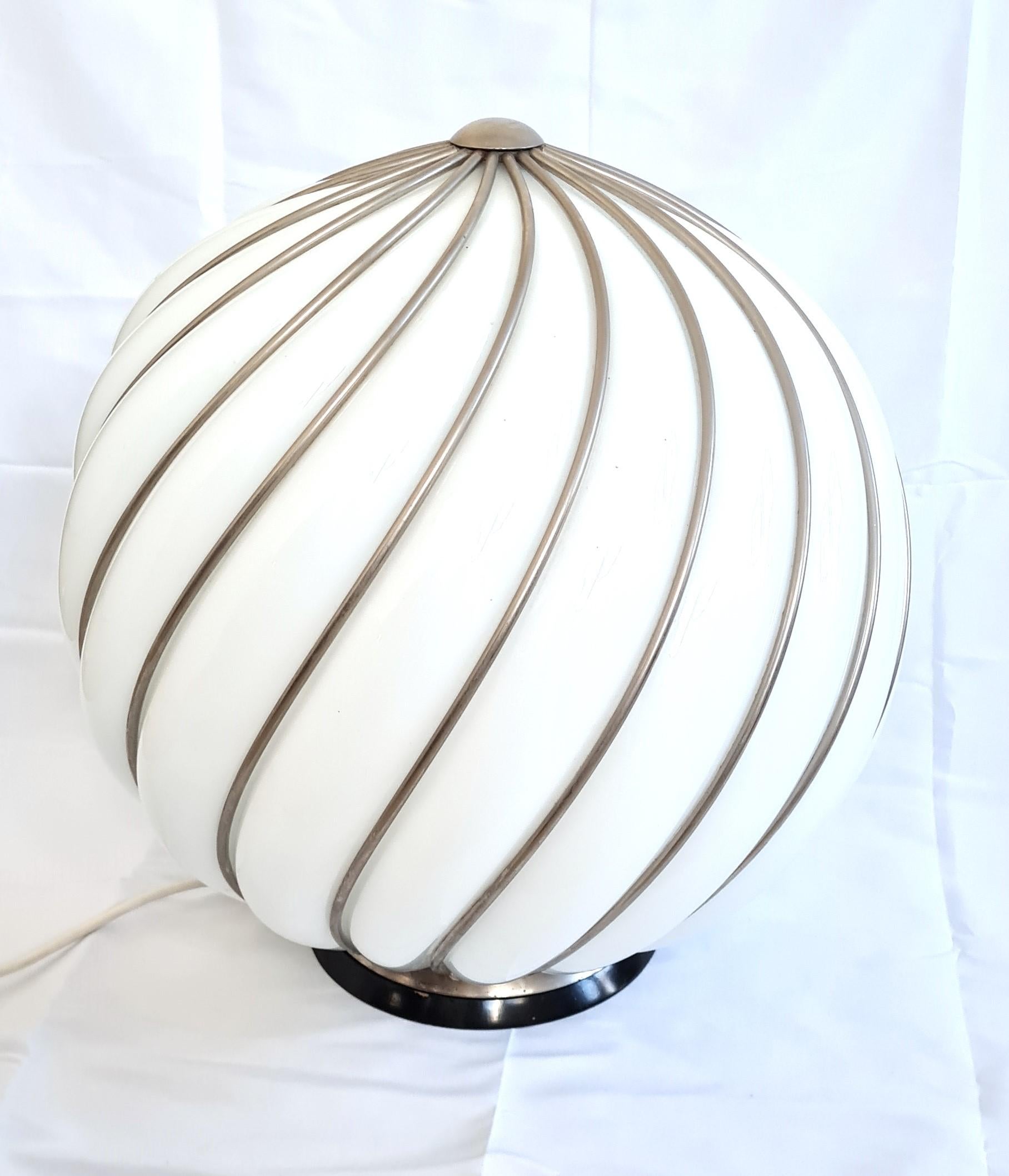 Jugendstil Adolf Loos: Große Vintage-Stehlampe aus Messing und Muranoglas in vendita