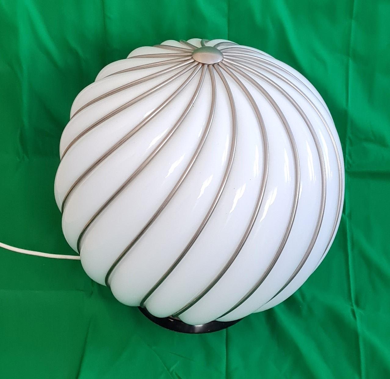 Italiano Adolf Loos: Große Vintage-Stehlampe aus Messing und Muranoglas in vendita