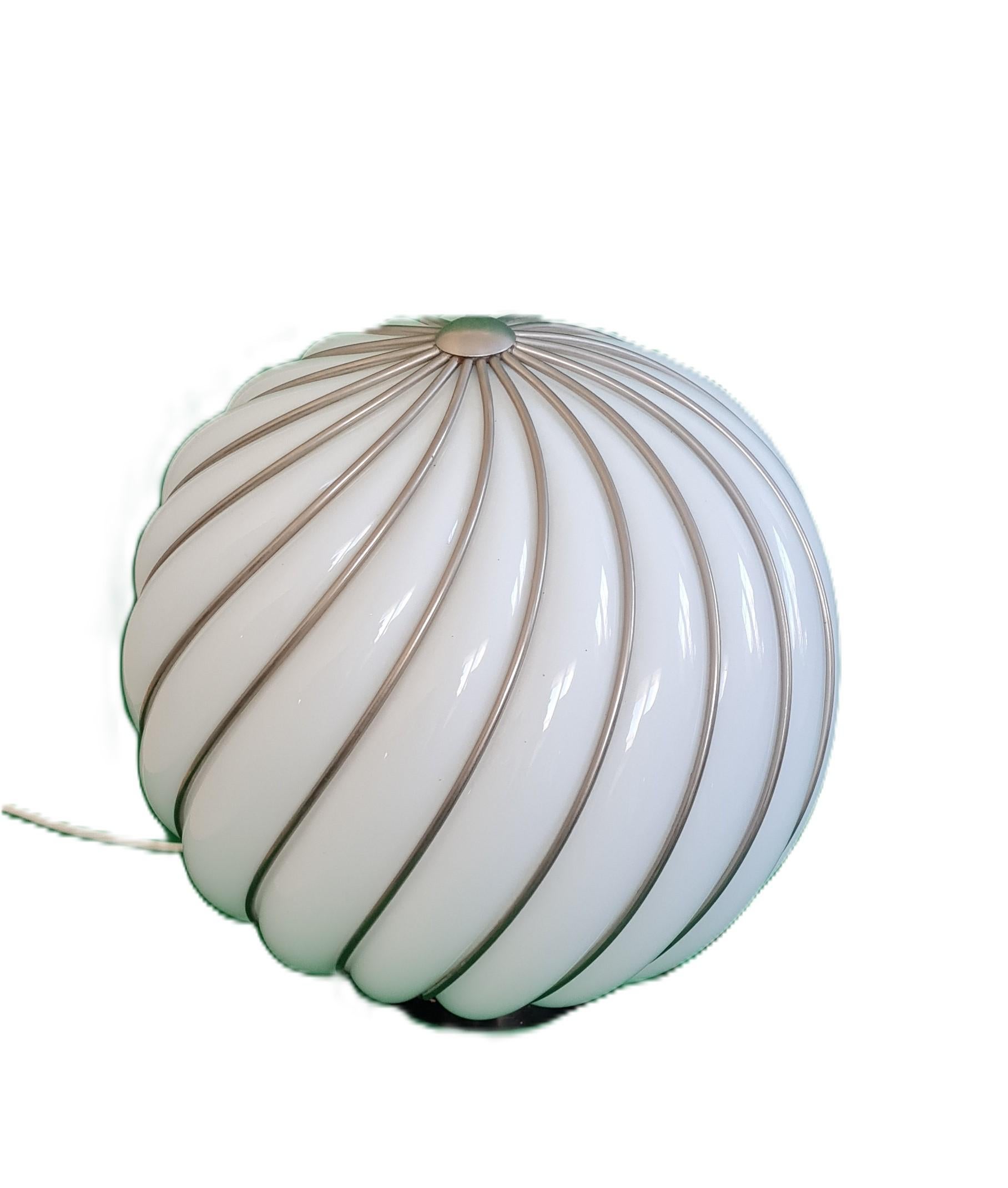 Fatto a mano Adolf Loos: Große Vintage-Stehlampe aus Messing und Muranoglas in vendita